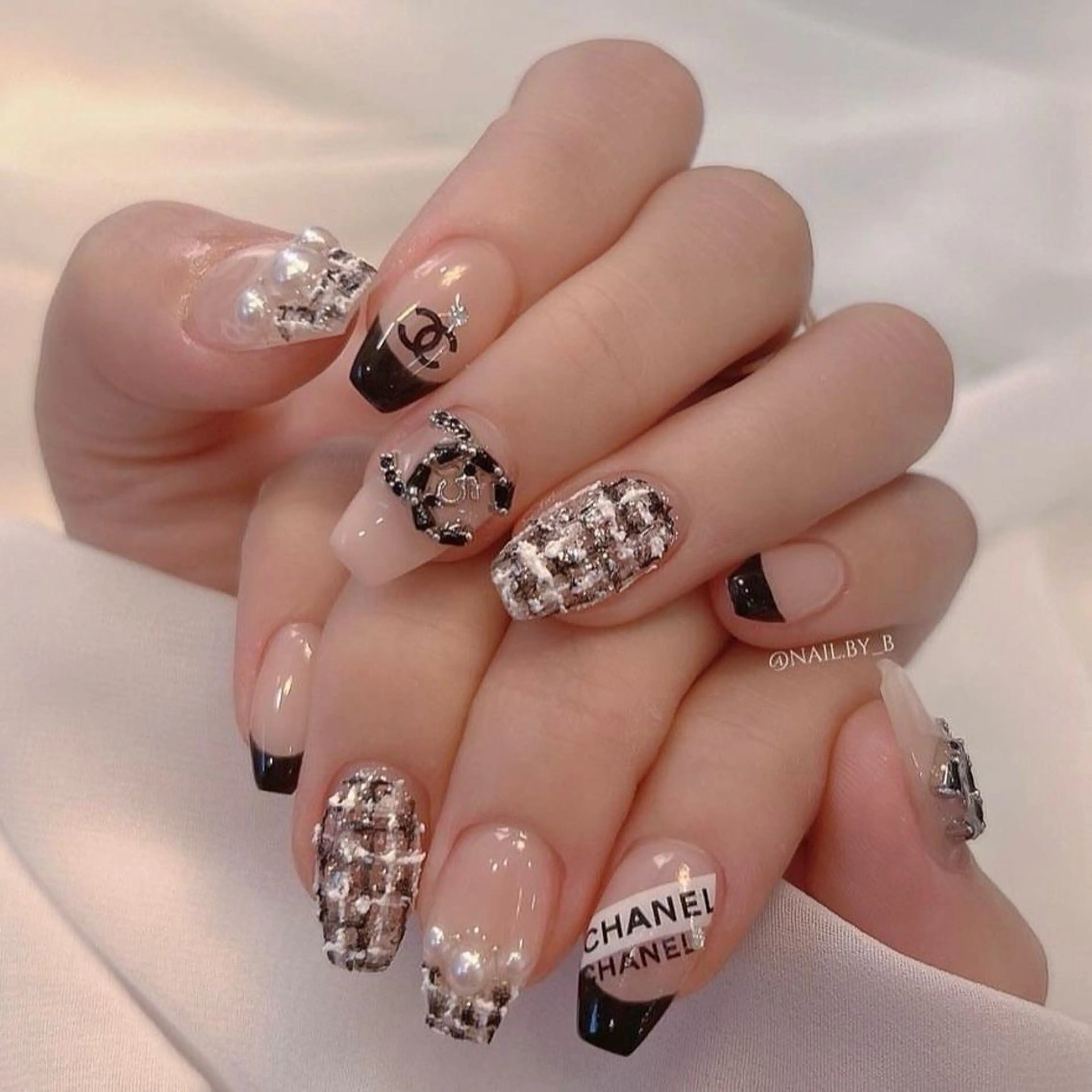 ネイル マグネットネイル ピンク ネイルチップ 冬ネイル クリスマス ハンドネイル Lee Nailsのネイルデザイン