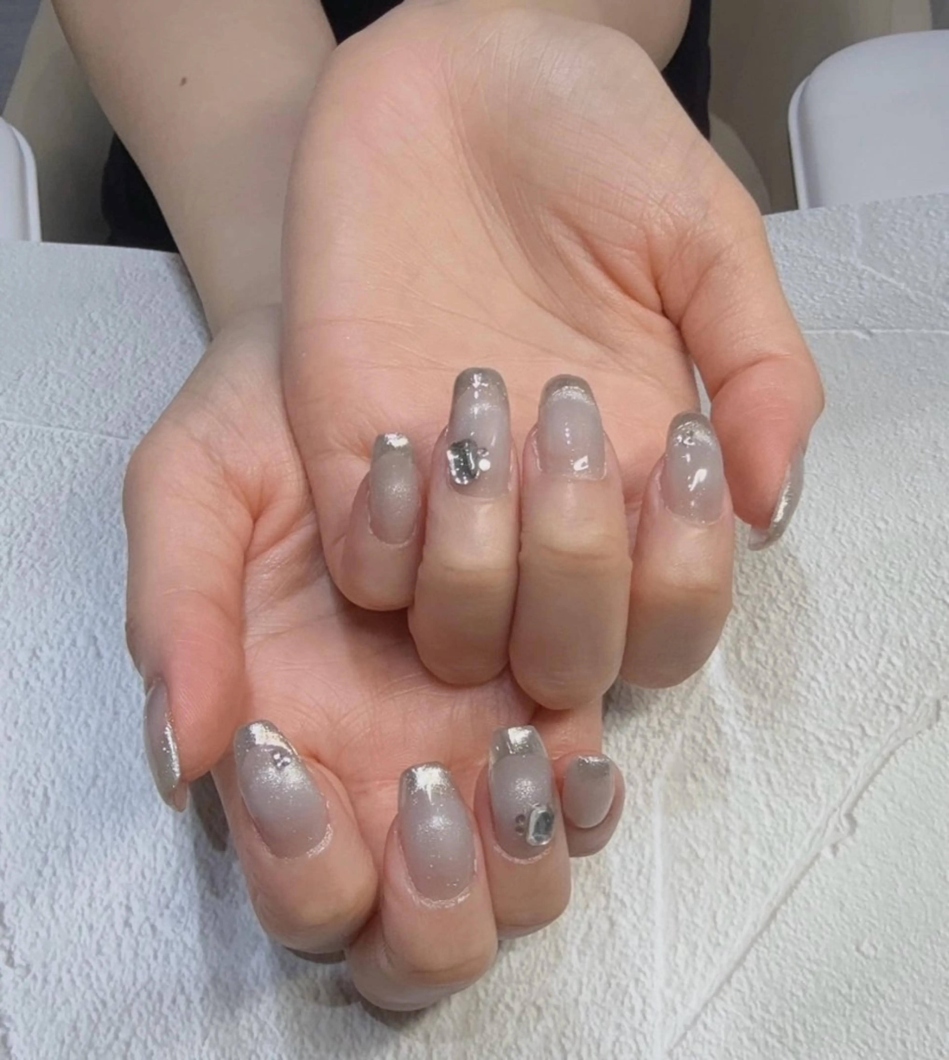 ネイル グラデーション ラメ(グリッター) オフィスネイル シルバー ハンドネイル ハンドケア NailSalon✨ Écrinエクランのネイルデザイン