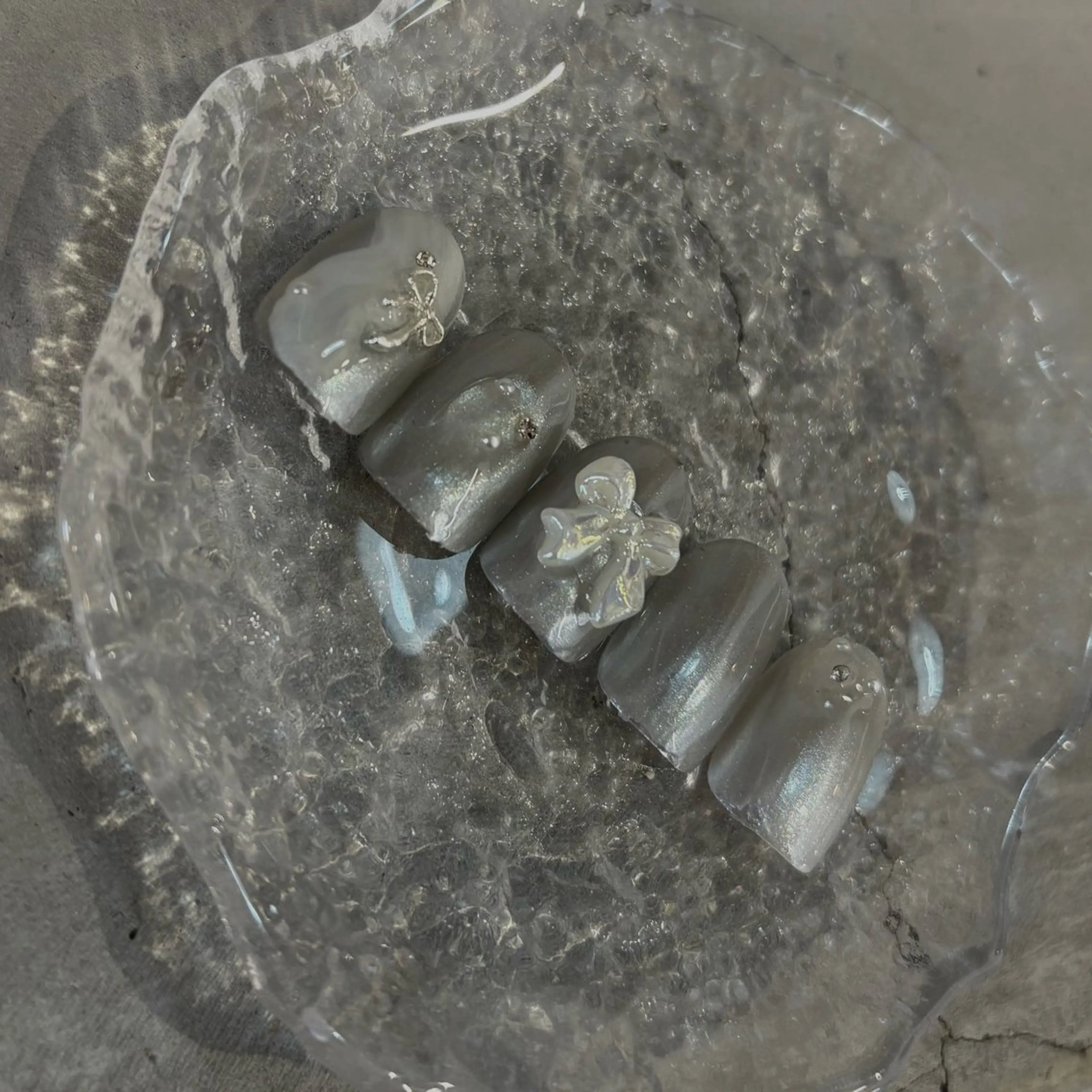 ネイル ミラーネイル ニュアンスネイル リボン ストーンネイル vante_aimi .パラジェル取扱店のネイルデザイン