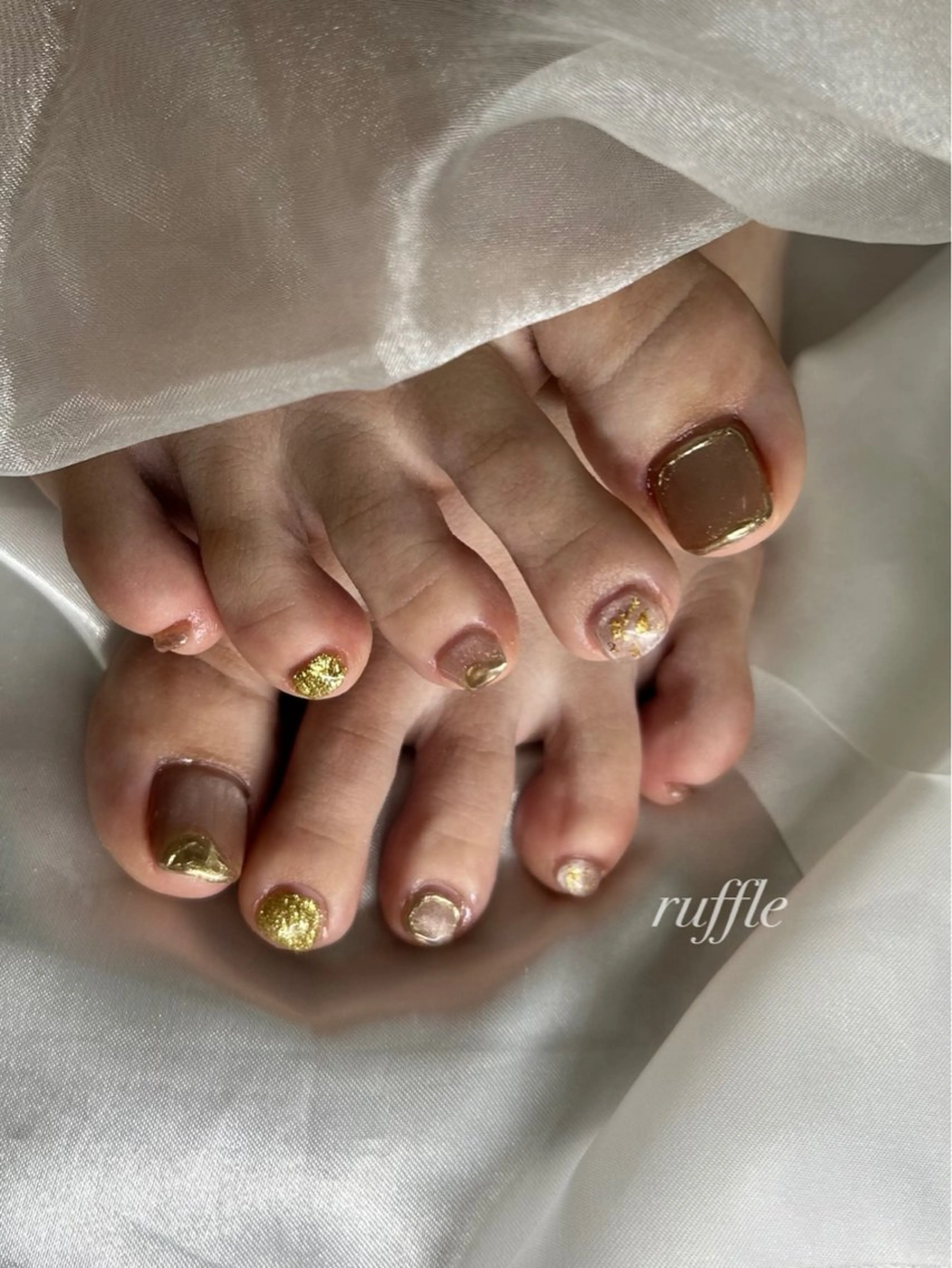 ネイル ブラウン フットネイル ゴールド ラメ(グリッター) マグネットネイル ruffle Asukaのネイルデザイン