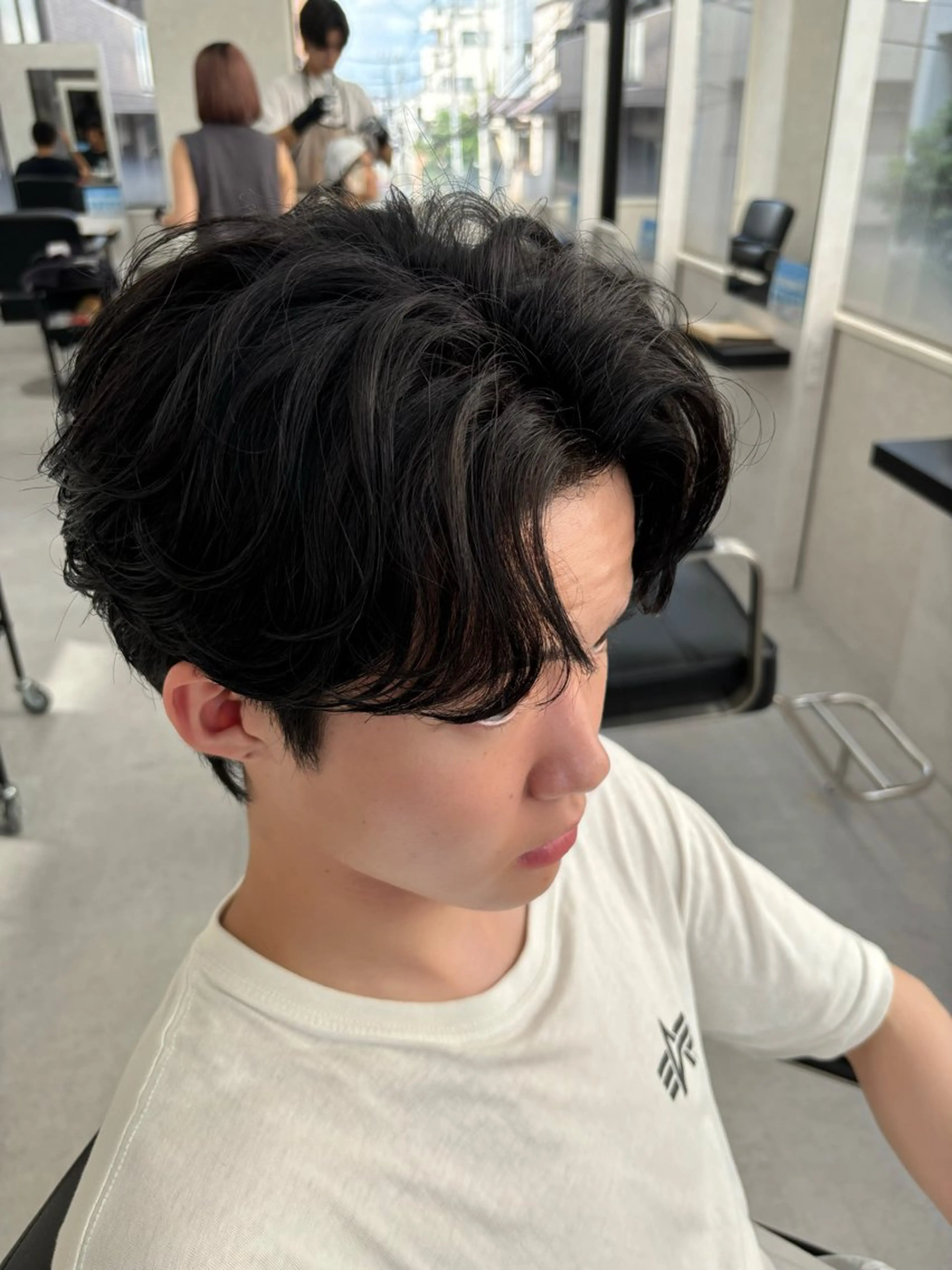 ショート パーマ メンズ センターパート メンズパーマ ニュアンスパーマ 岩井 虎大郎のヘアスタイル