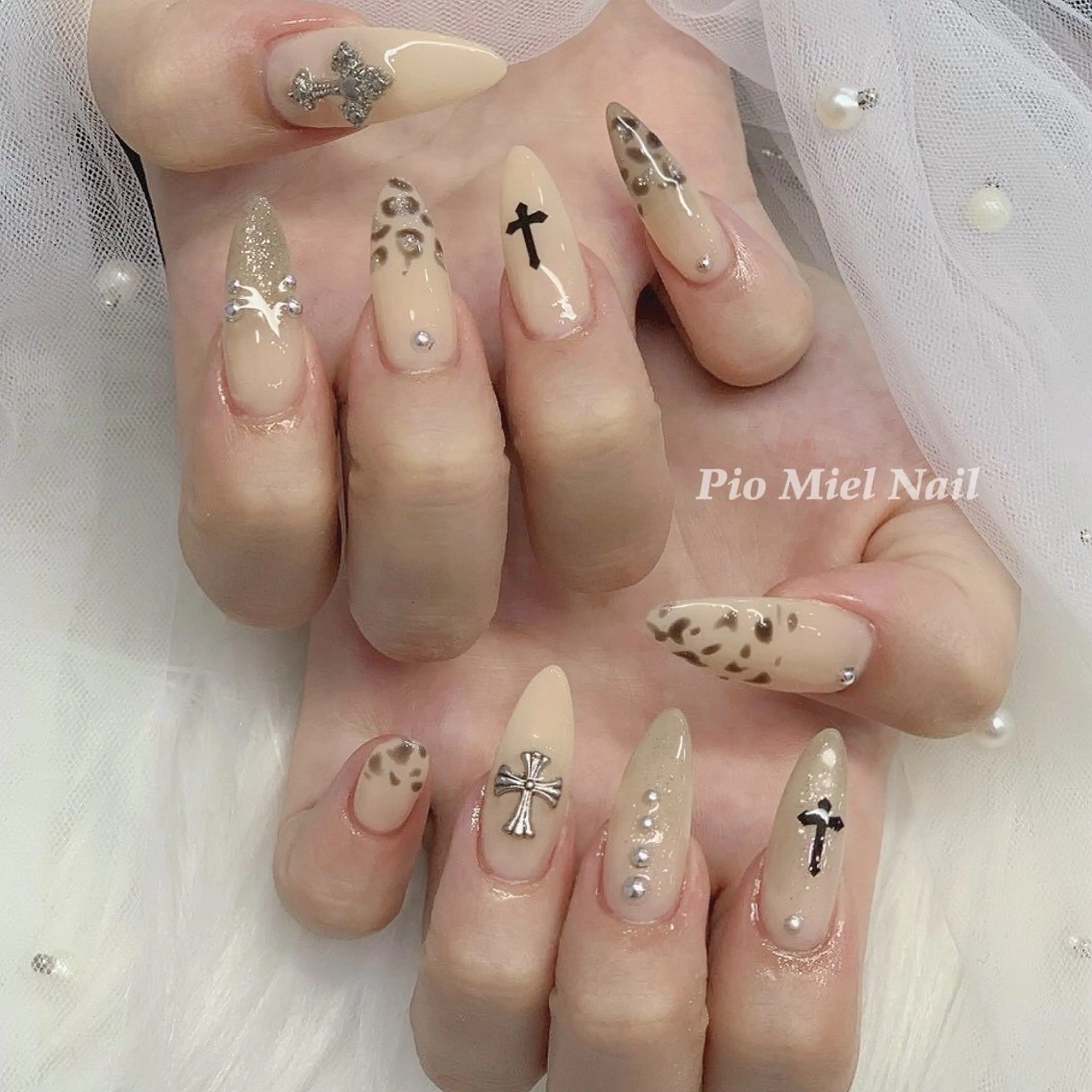 ネイル アニマル柄 韓国ネイル ニュアンスネイル ワンホンネイル 冬ネイル ハンドネイル HANA 長さだしのネイルデザイン