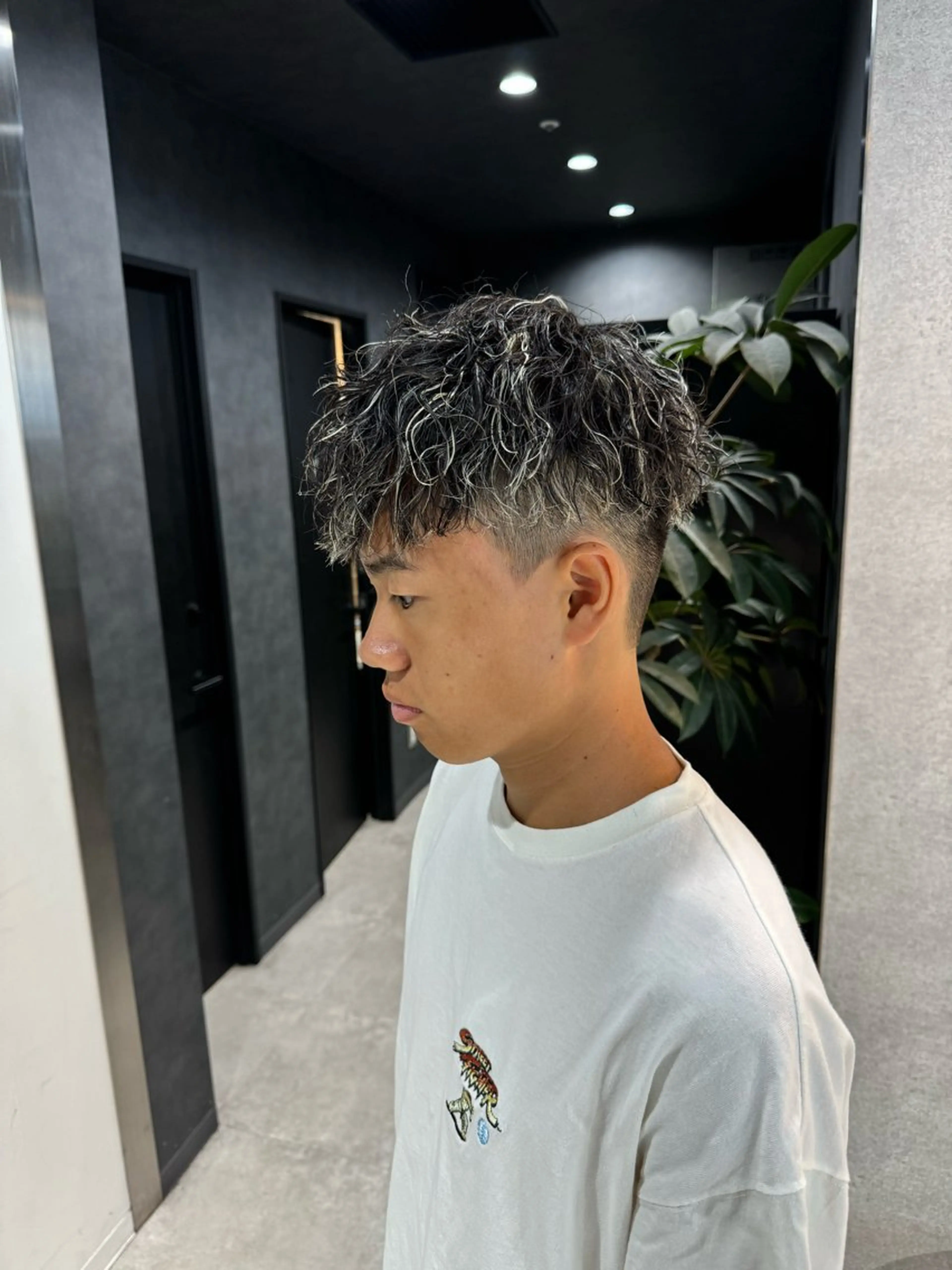 ショート カラー パーマ ヘアアレンジ メンズ センターパート マッシュ メンズパーマ スペインカール スパイキーショート カット ヘアカラー パーマ トリートメント ヘッドスパ ヘアセット スパイキー/フェザー /波巻き/かいとのヘアスタイル