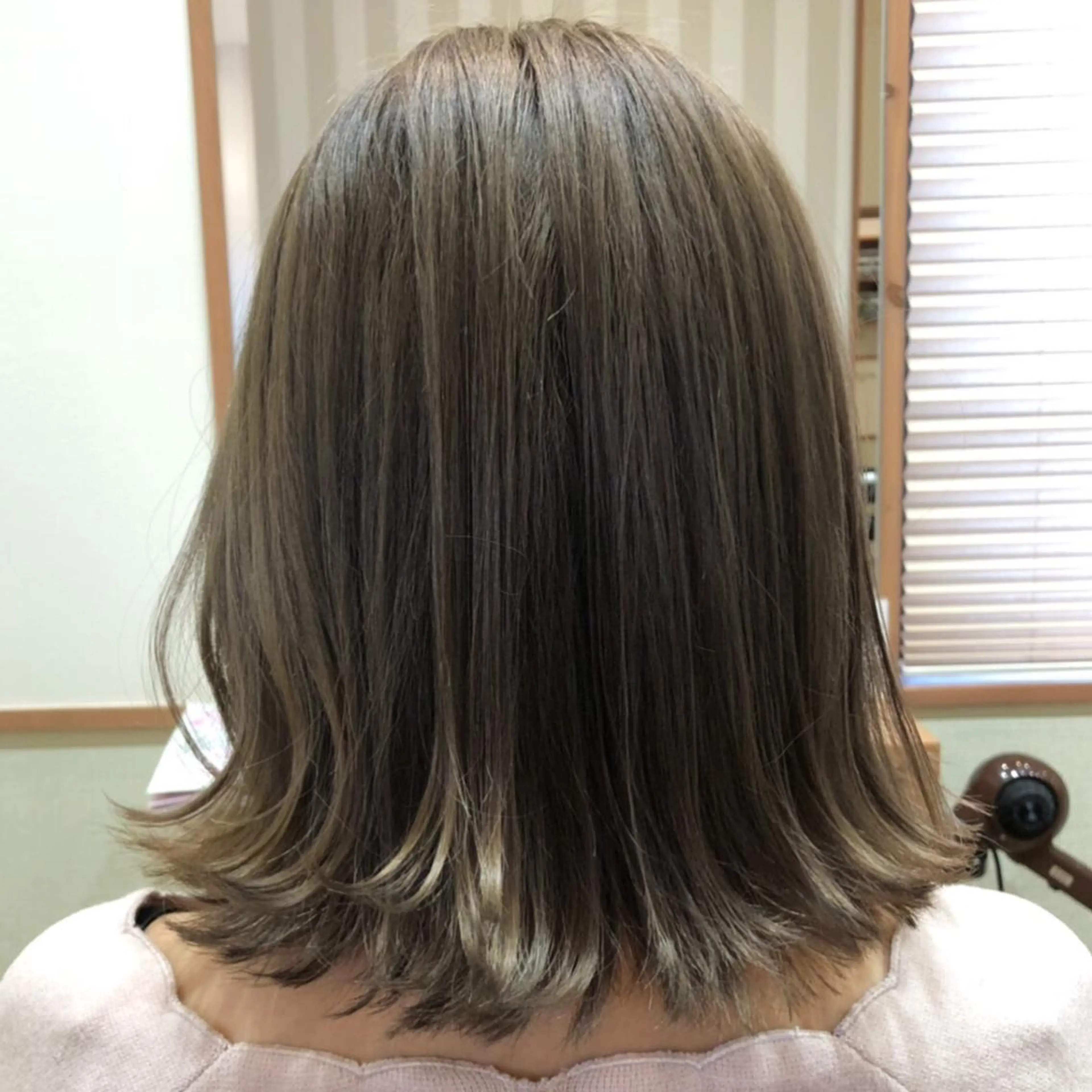 ミディアム カラー ブリーチ 大石 陽菜のヘアスタイル