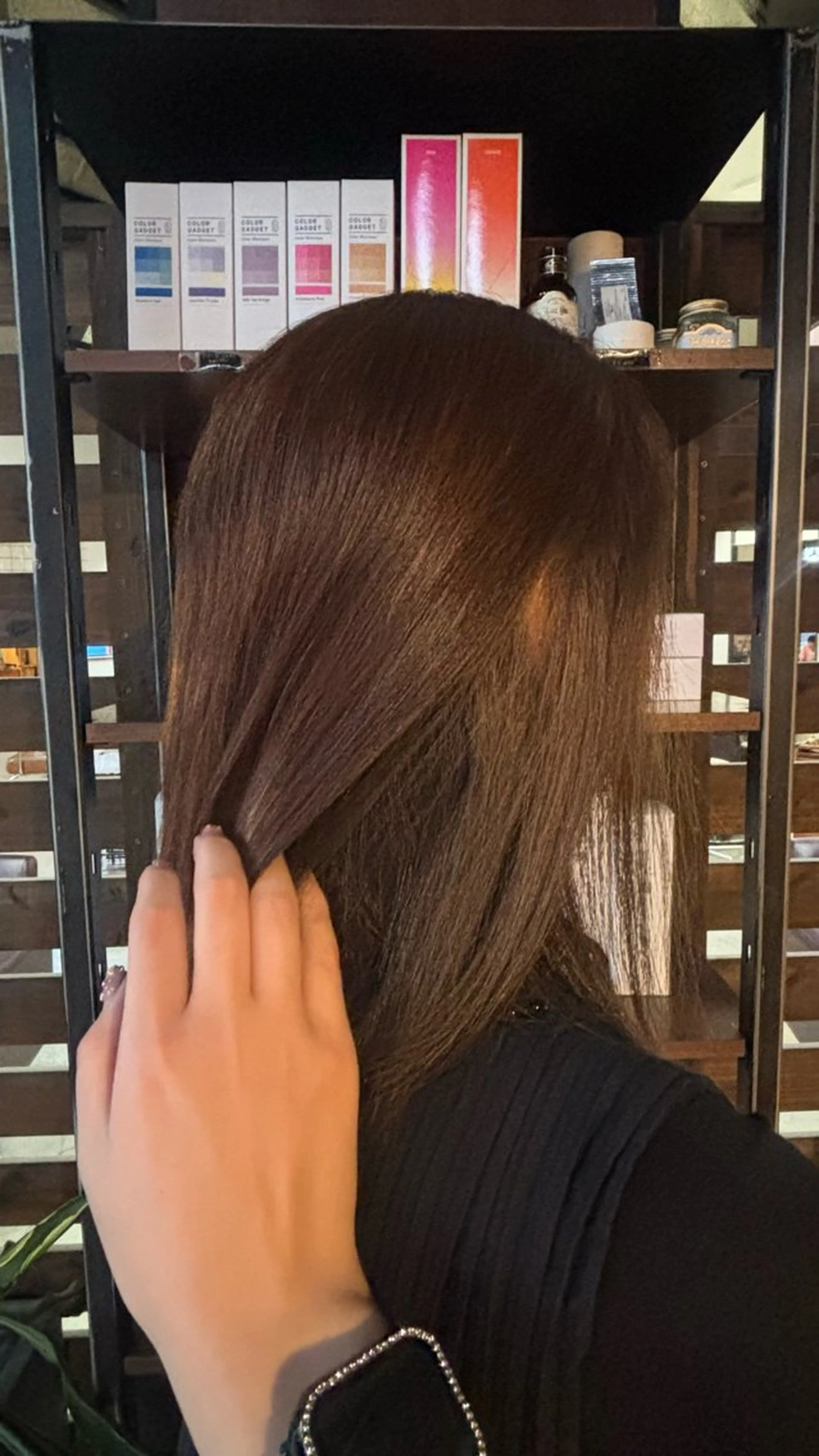 セミロング カラー イヤリングカラー グレージュ ヘアカラー 石川 明歌音のヘアスタイル