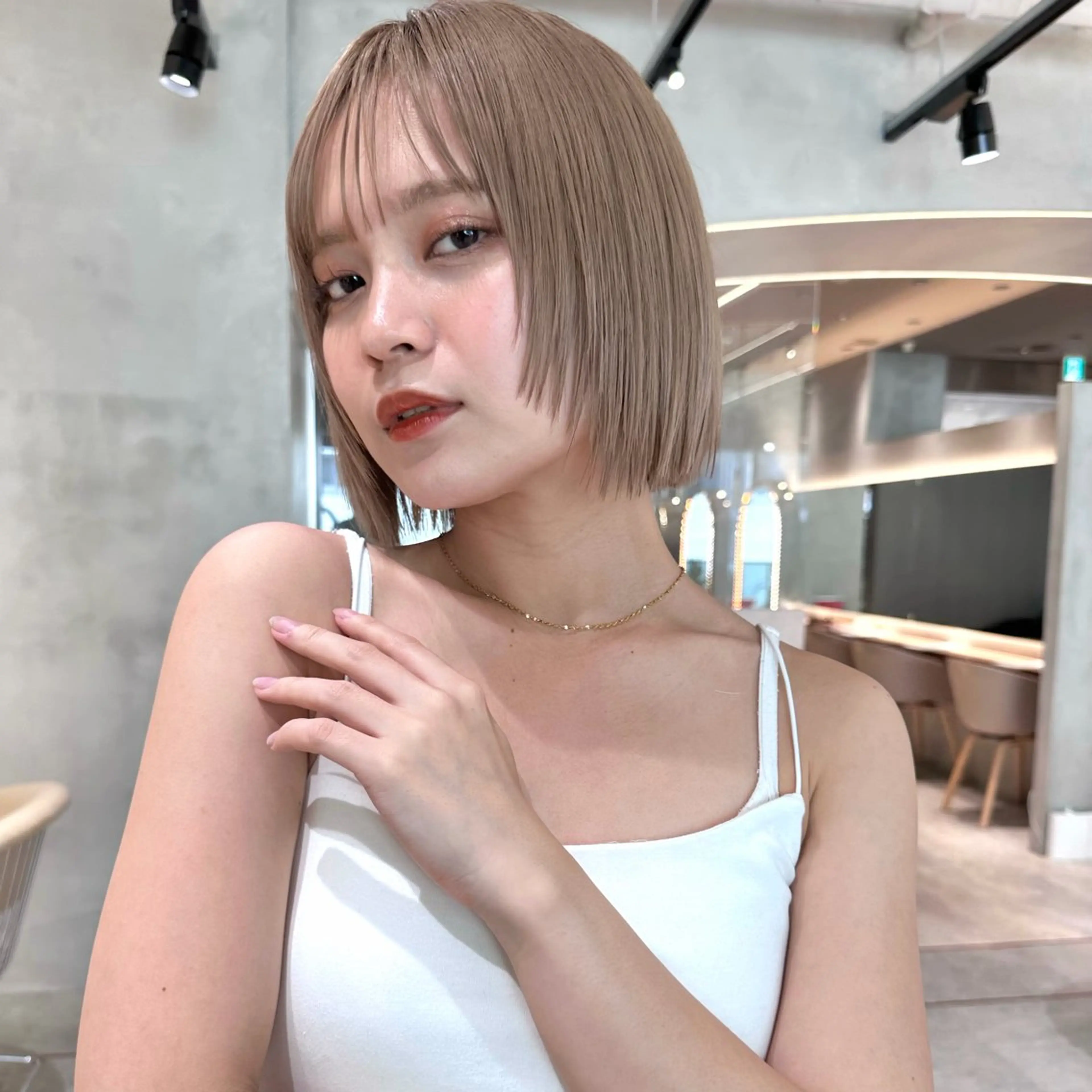 ショート カラー ベージュカラー ブリーチ ケアブリーチ デザインカラー ダブルカラー カット ヘアカラー トリートメント TATSUブリーチ/ ミルクティーベージュのヘアスタイル
