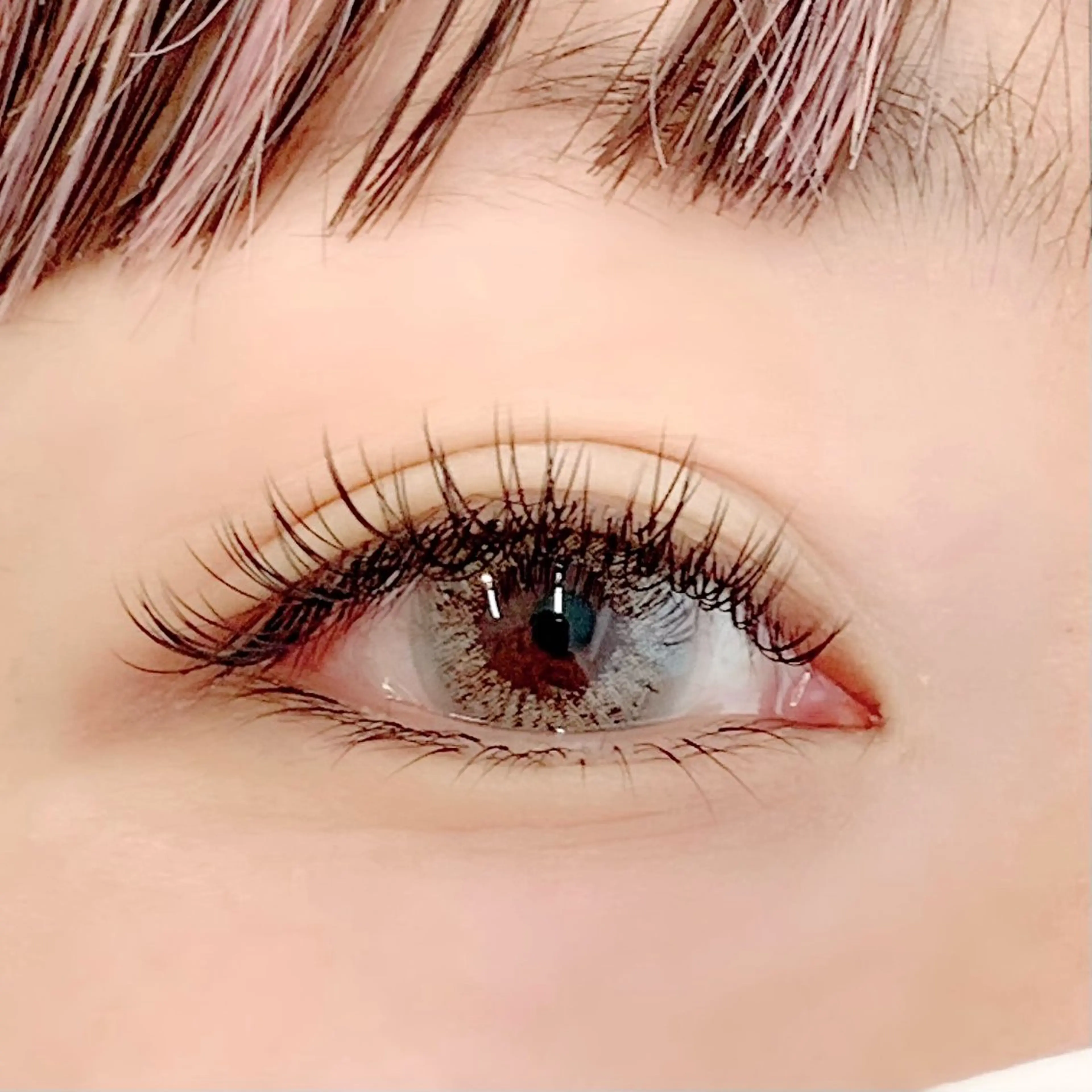 マツエク・マツパ ケラチンラッシュリフト ブラウンラッシュ カラーマツエク Jカール ナチュラル BellFlower Aki（眉・まつげ）のマツエク・マツパデザイン