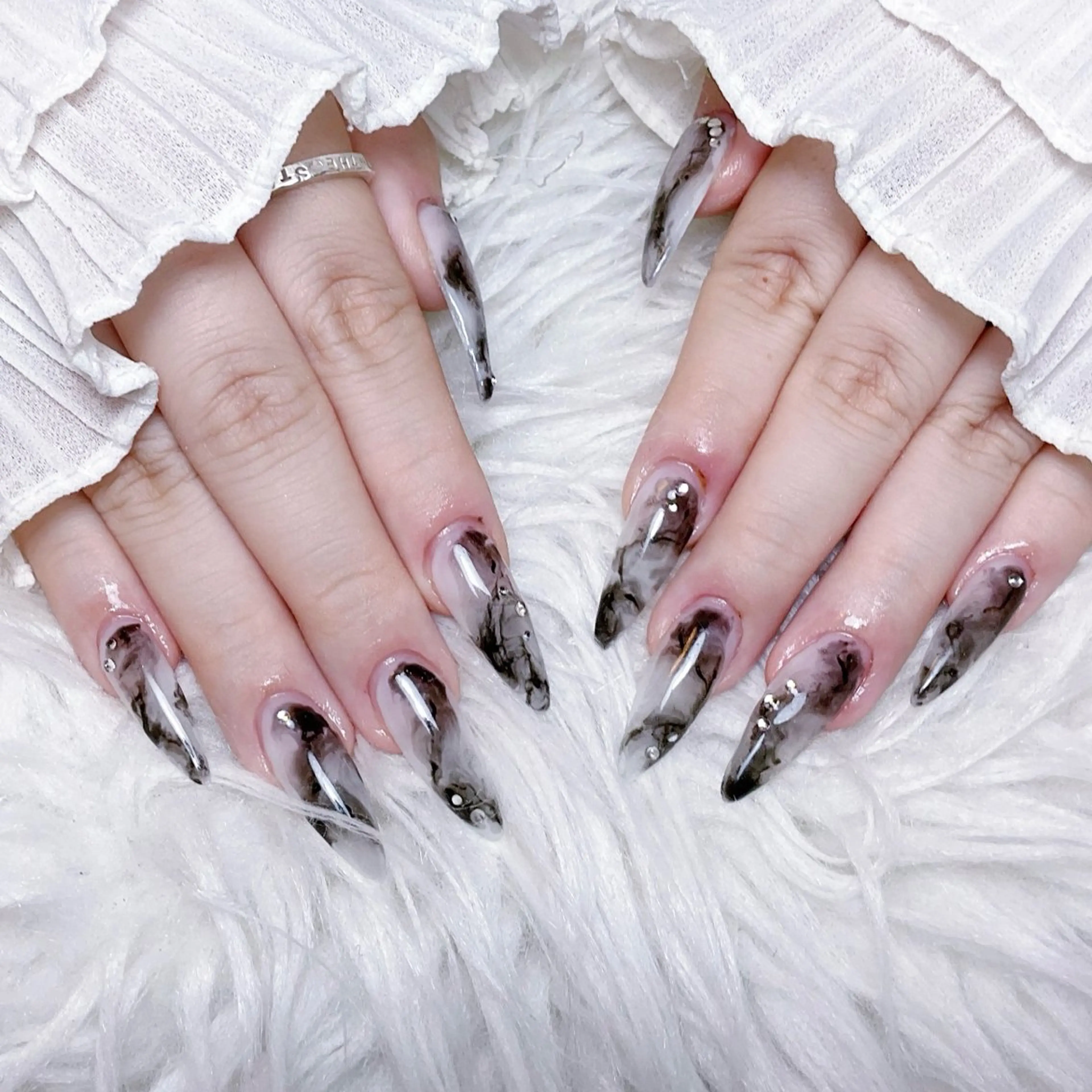 ネイル ストーンネイル ハンドネイル 🌈Yun nail hyejin💋のネイルデザイン