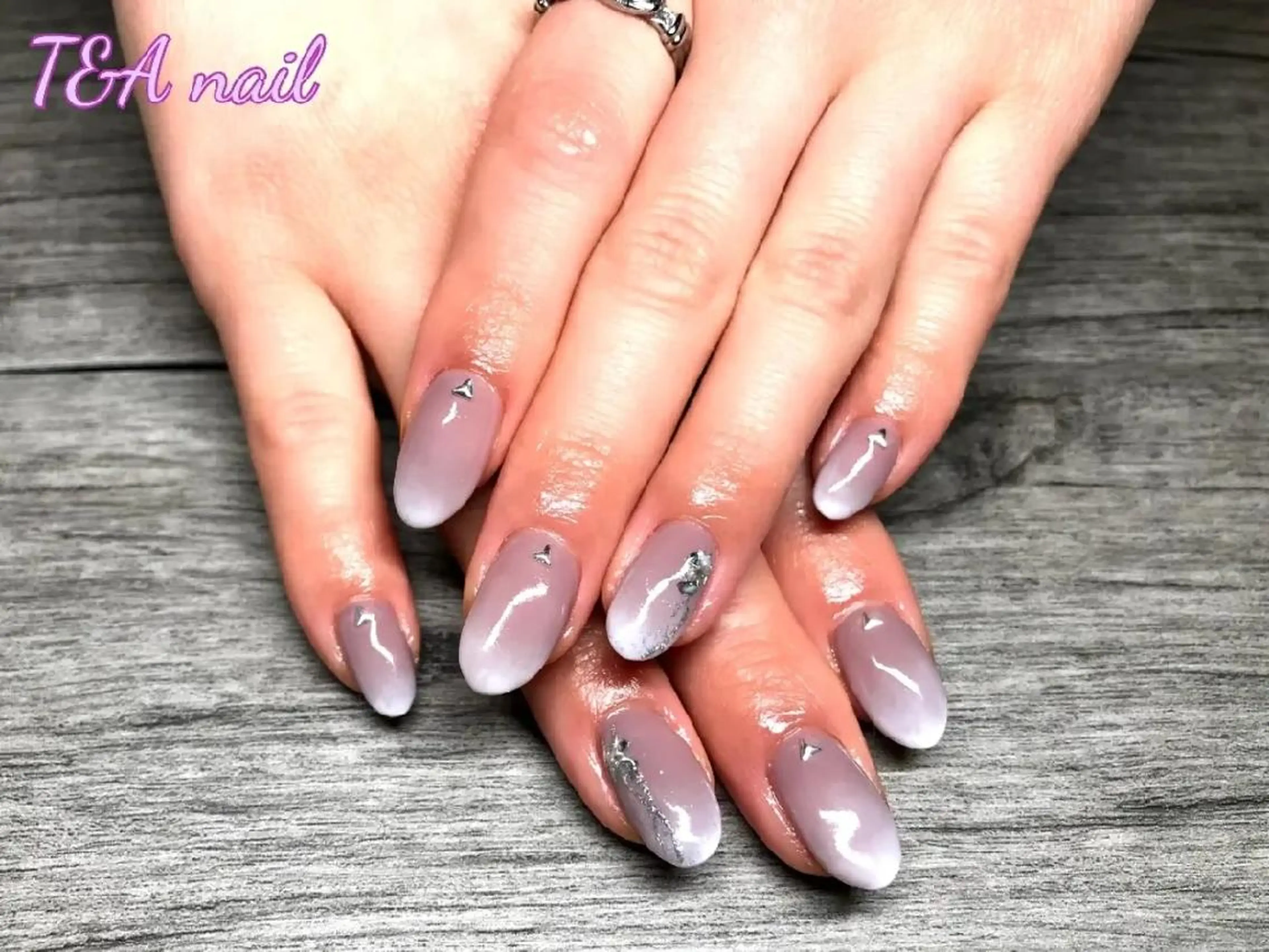 ミディアム ネイル ジェルネイル グラデーション スカルプネイル ホワイト ハンドネイル T&A nailのネイルデザイン