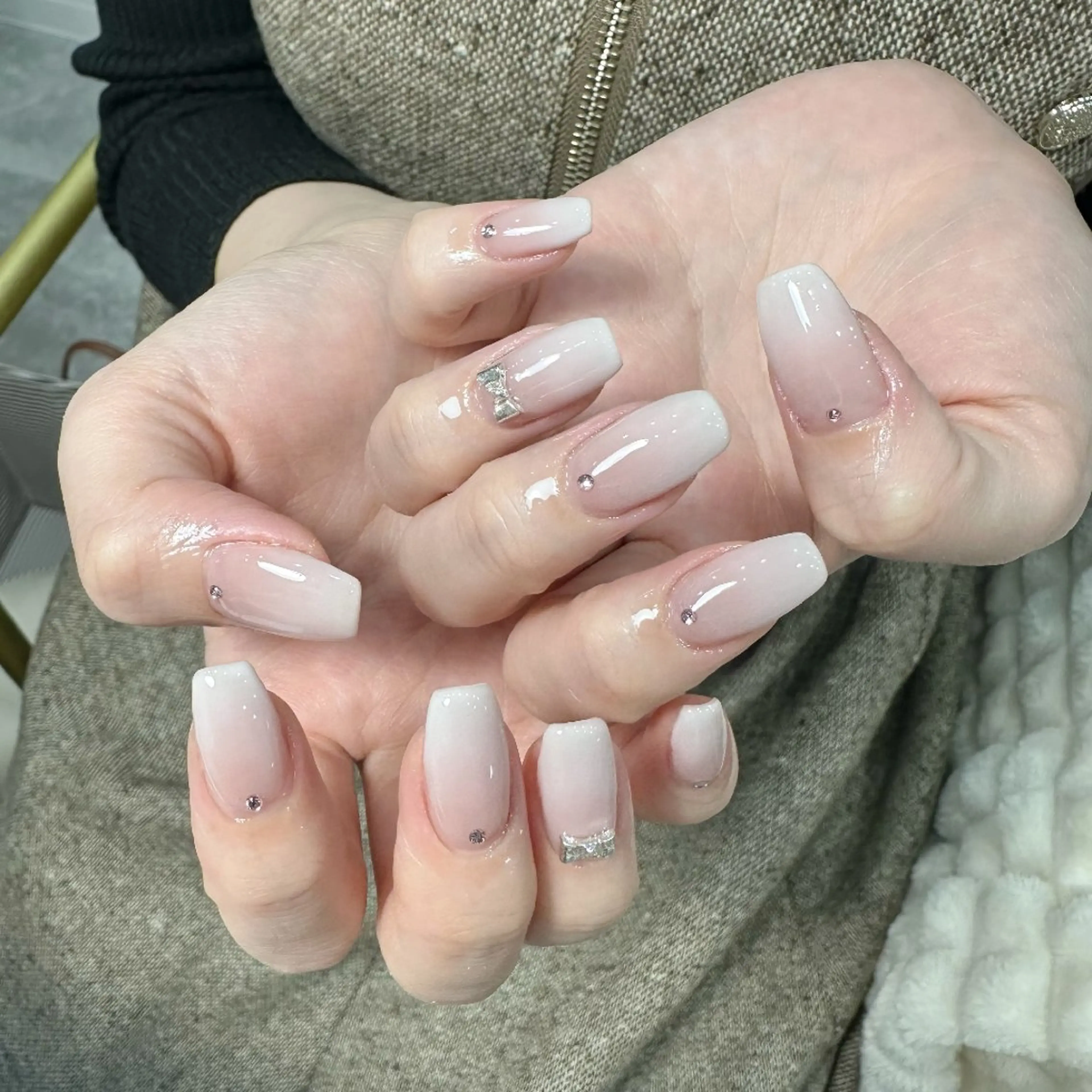 ネイル チークネイル フレンチネイル ジェルネイル ガーリー キラキラネイル ハンドネイル UM Nail Salonのネイルデザイン