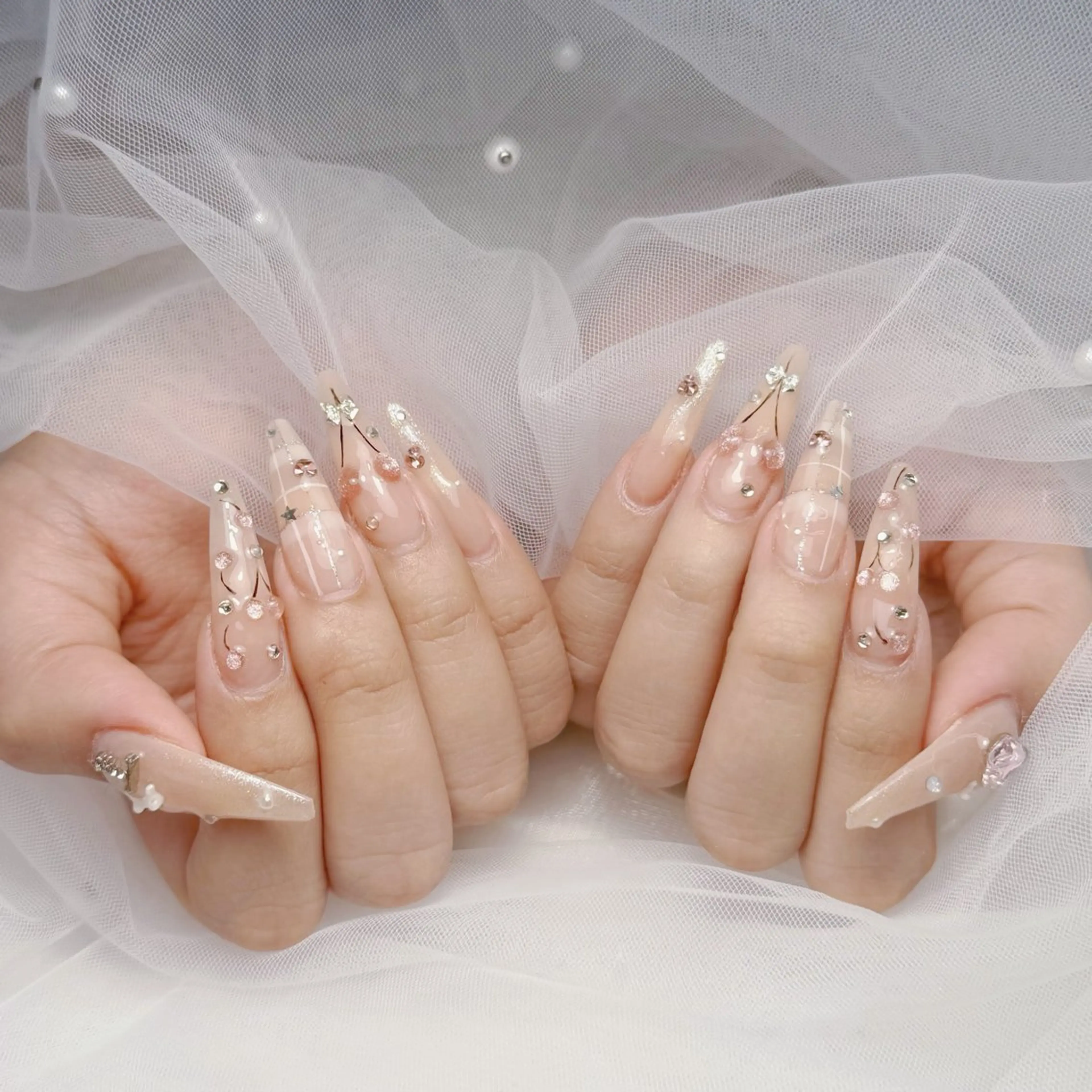 ネイル キラキラネイル マグネットネイル ハンドネイル ハンドケア いちご ちゃんのネイルデザイン