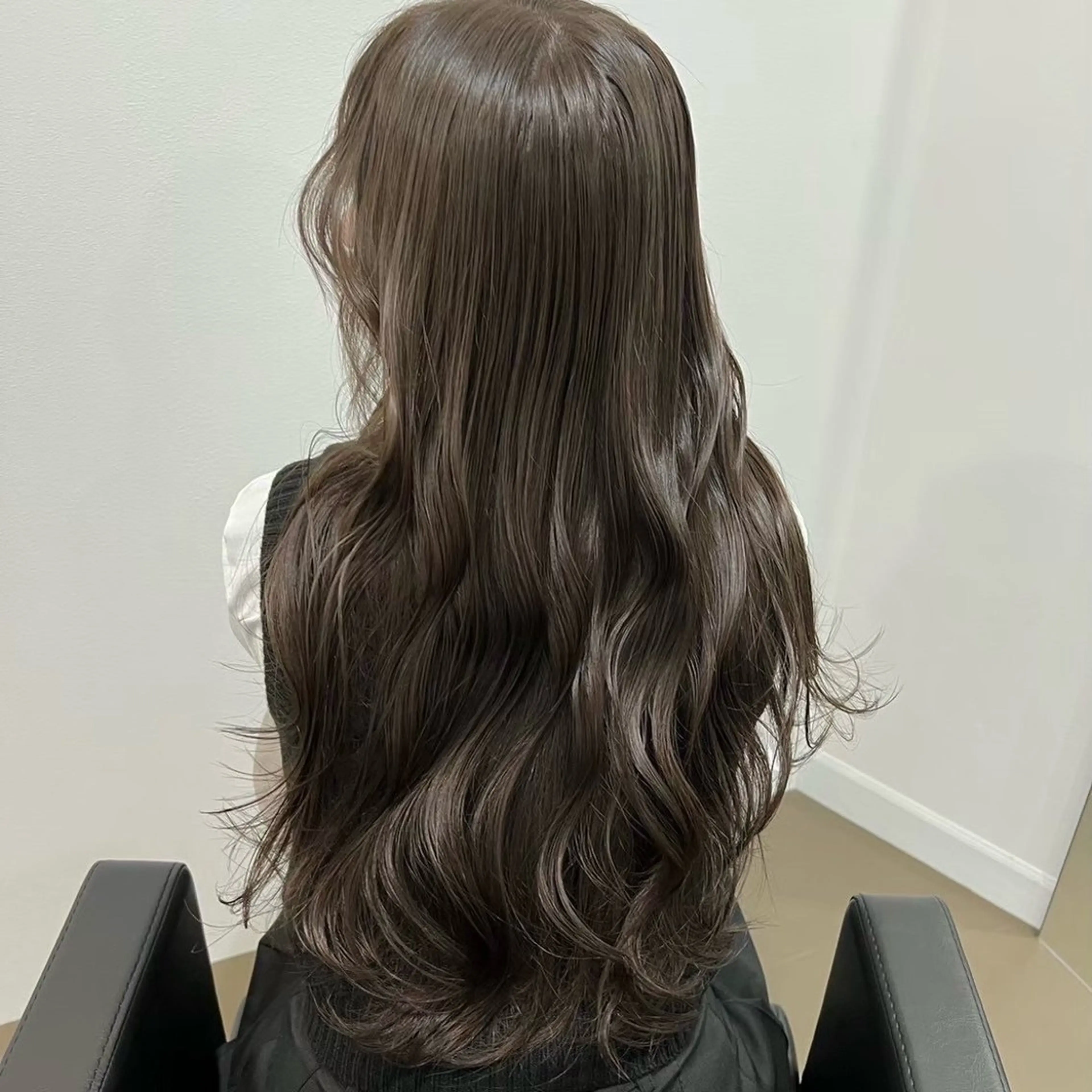 ロング 岡田 佳子のヘアスタイル