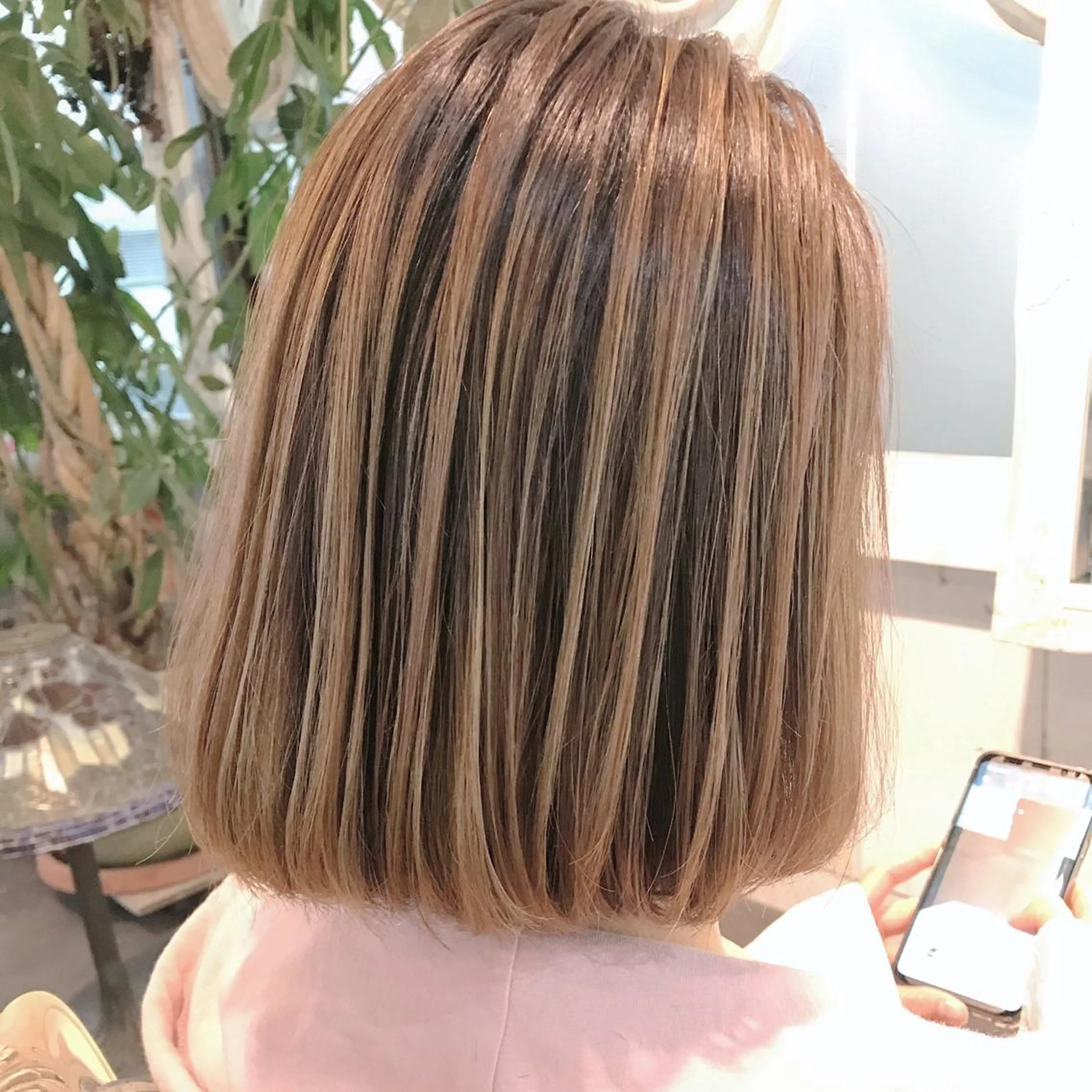 ショート カラー ヘアアレンジ お団子ヘア 結婚式・ブライダル 切りっぱなしボブ バレイヤージュ デザインカラー Mariana/ 鶴原-ハイライトのヘアスタイル