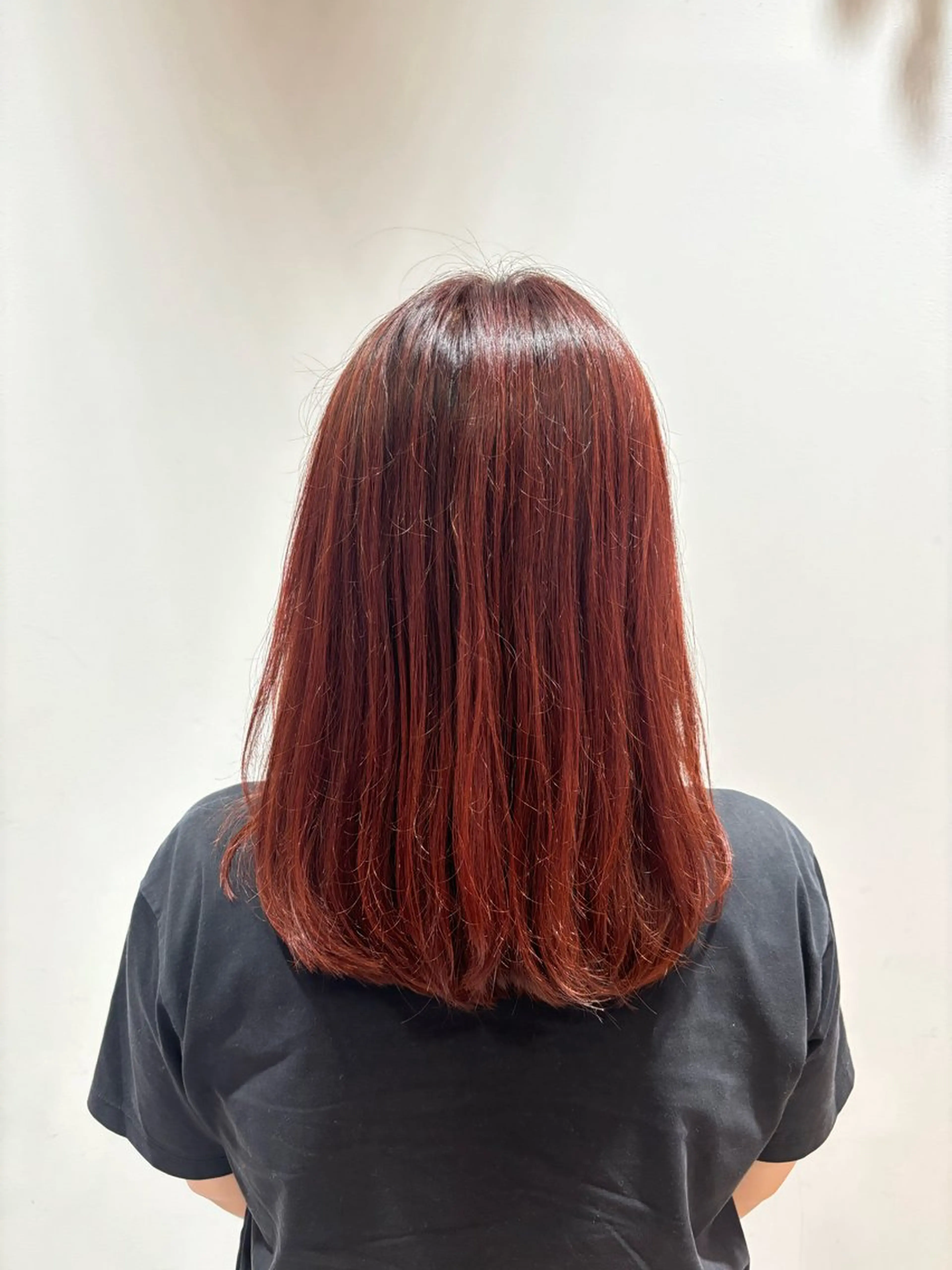 セミロング カラー オレンジ レッドカラー 杉井 恵里のヘアスタイル