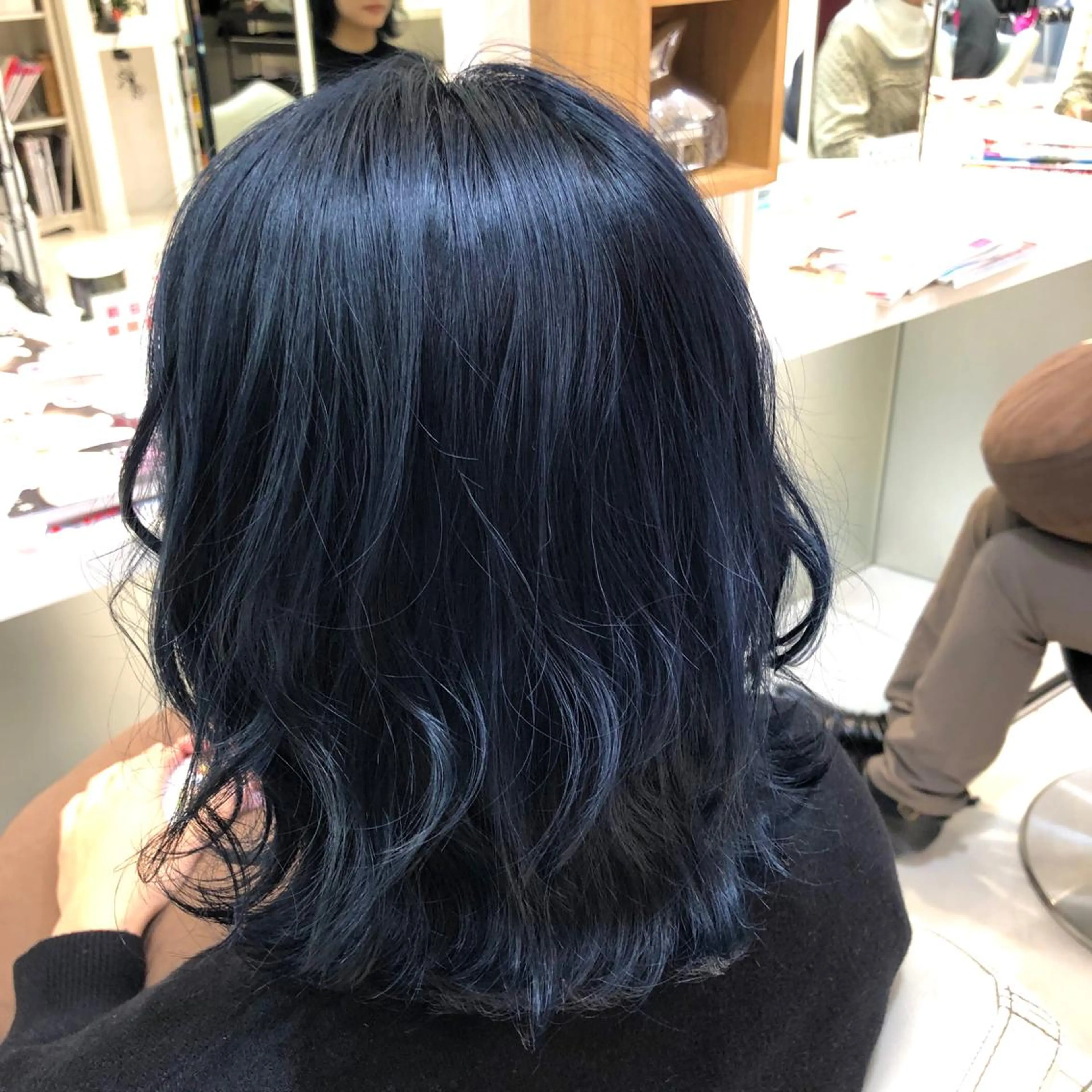 ミディアム カラー 黒髪 ブリーチ ブルーカラー ブルーブラック ケアブリーチ ヘアカラー トリートメント 🌈ぷる艶カラー🌈 髪質改善👑柳沼尚貴のヘアスタイル
