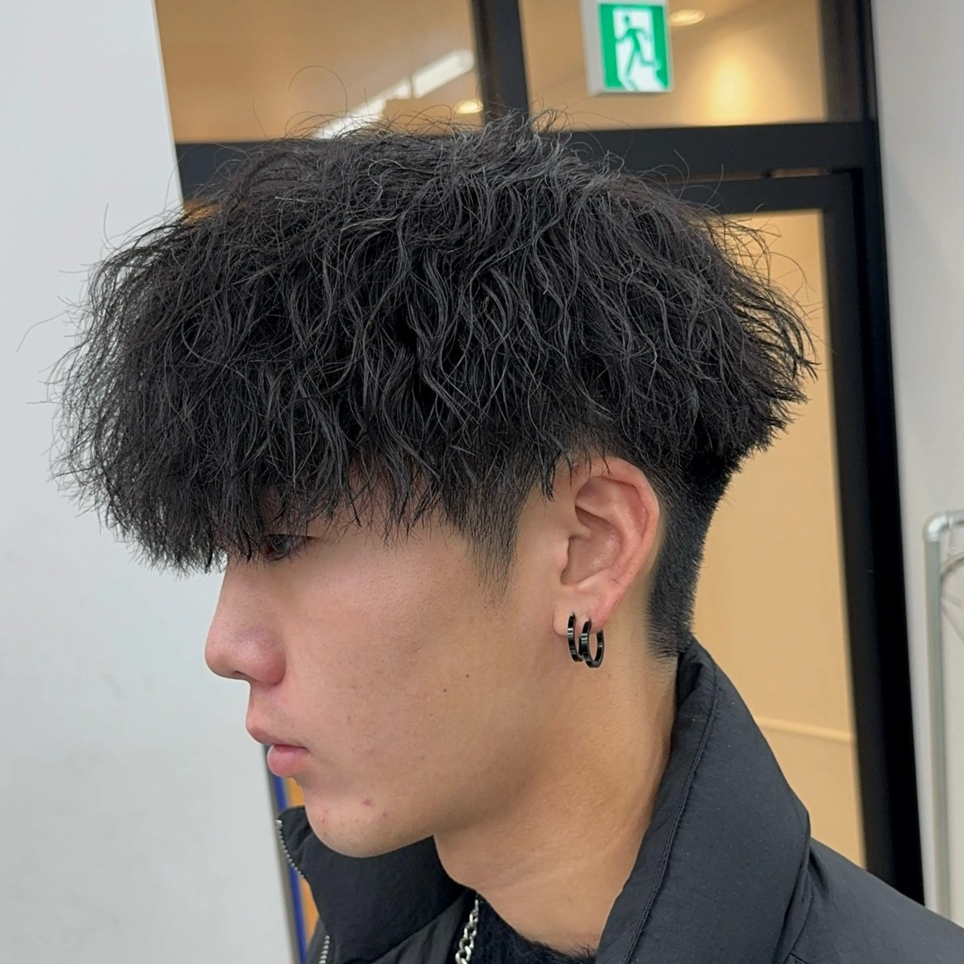 メンズ アップバング メンズブリーチ フェードカット フェザーパーマ メンズハイライト カット パーマ トリートメント メンズパーマ特化サロンLond LOGAN所属・SEIYA メンズパーマ職人のヘアスタイル