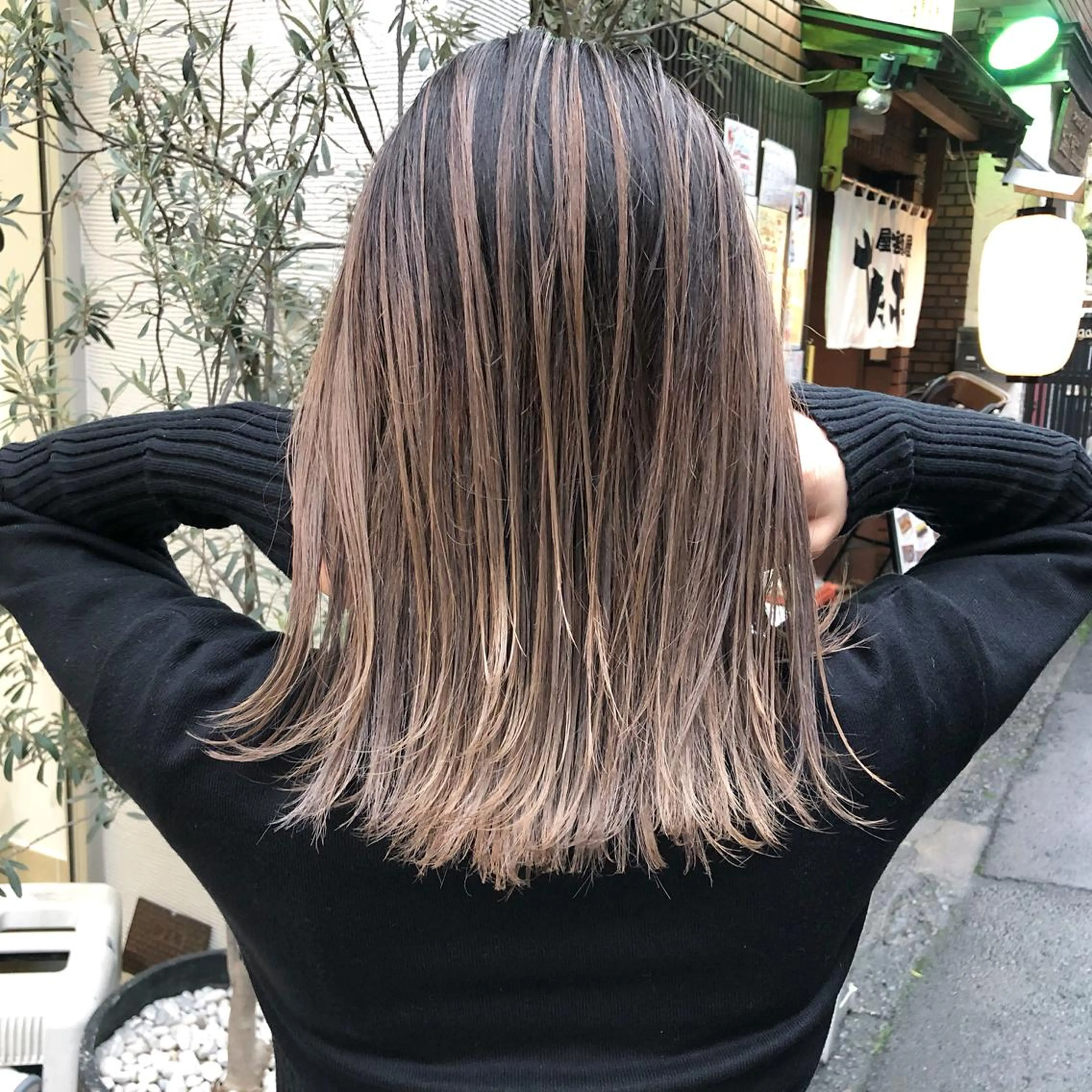 ミディアム カラー ベージュカラー ハイライトカラー シルバー シルバーベージュ ハイライト ヘアカラー トリートメント Tao所属・藤川 大智のヘアスタイル