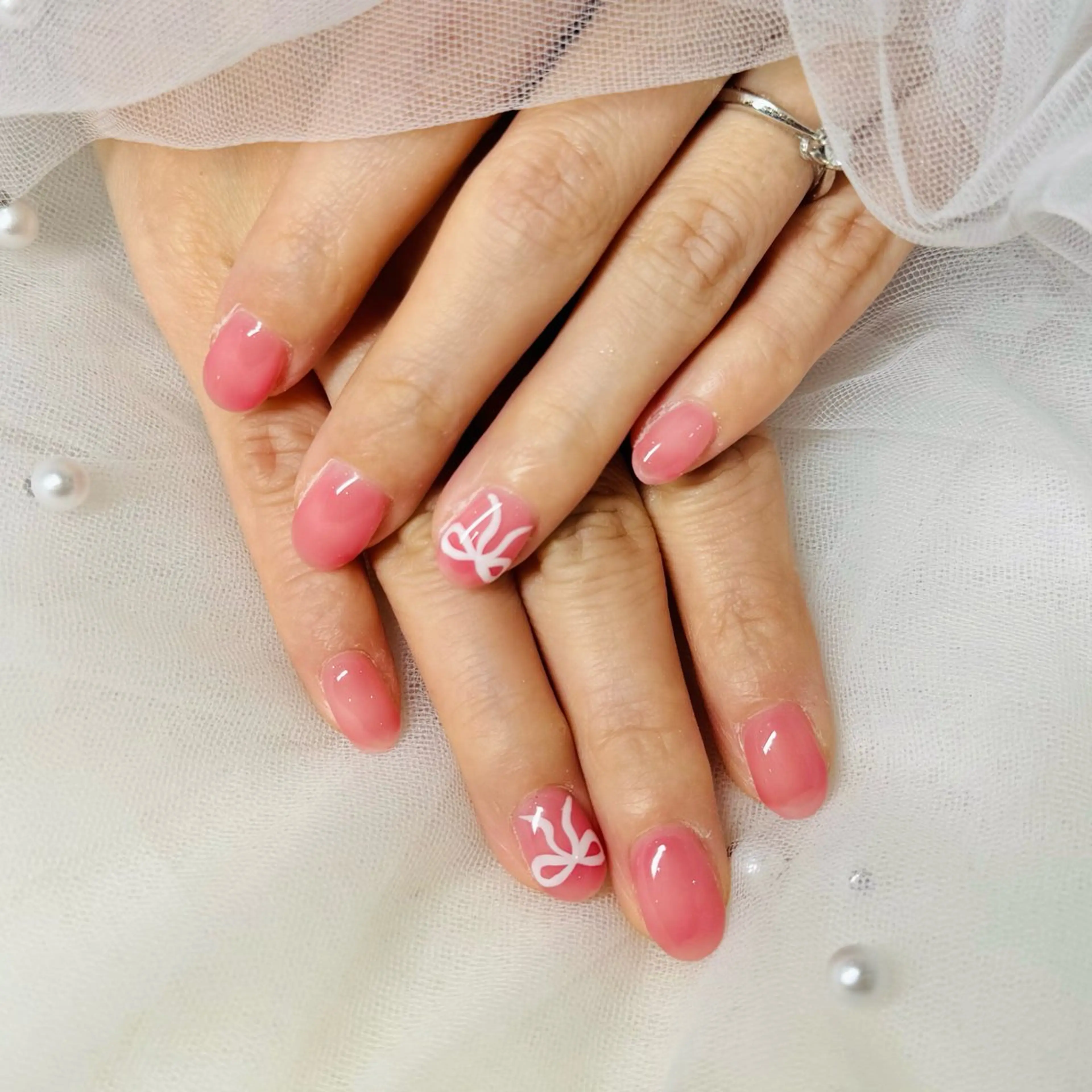 ネイル アートネイル フットネイル ワンカラーネイル リボン シンプルネイル AYAKA🩵難波♡ 韓国ネイルで可愛く♡のネイルデザイン