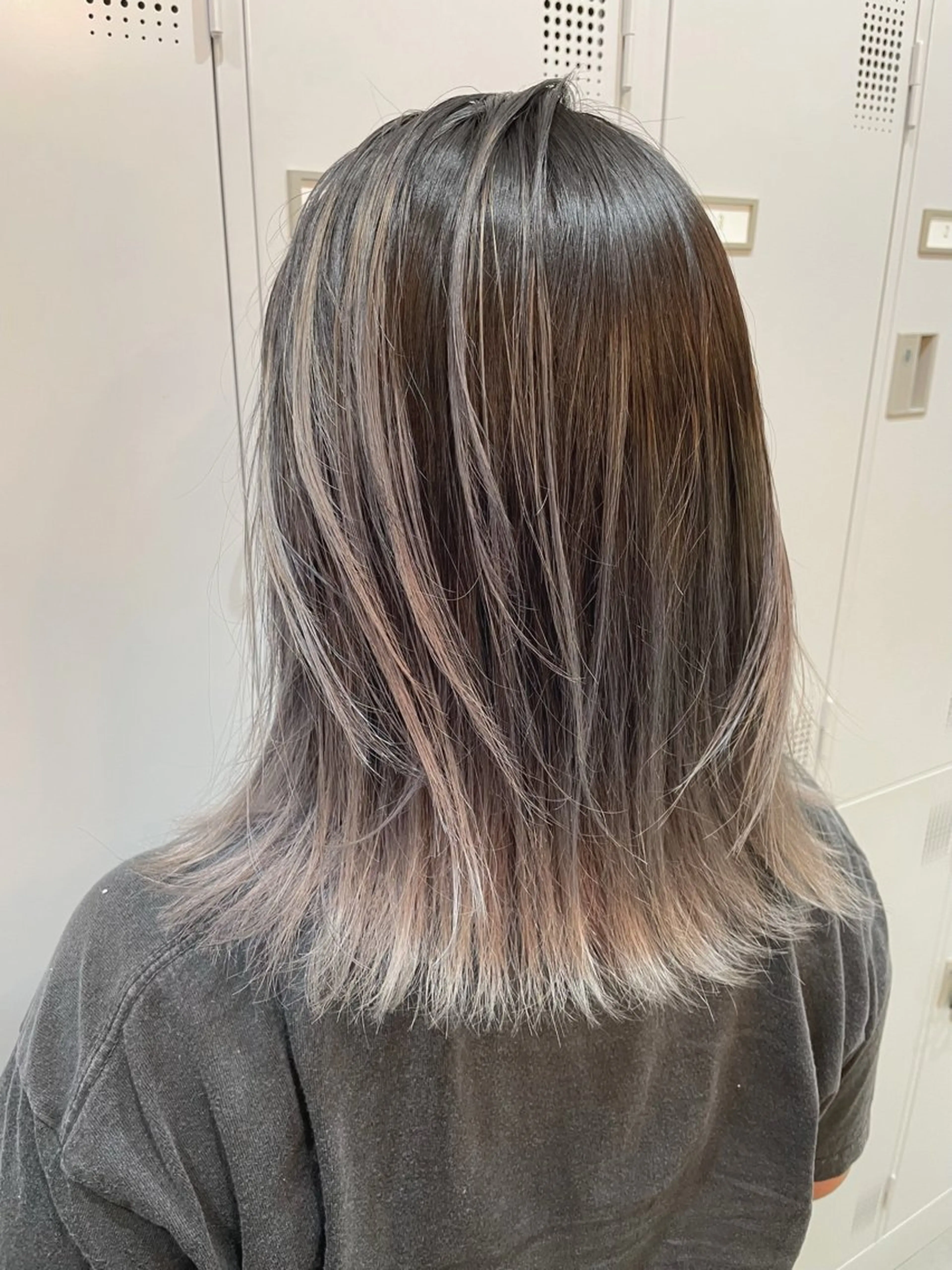 ミディアム カラー バレイヤージュ ベージュカラー ホワイトベージュ レイヤーカット カット ヘアカラー haconeco【ハコネコ】所属・小川 舜人のヘアスタイル