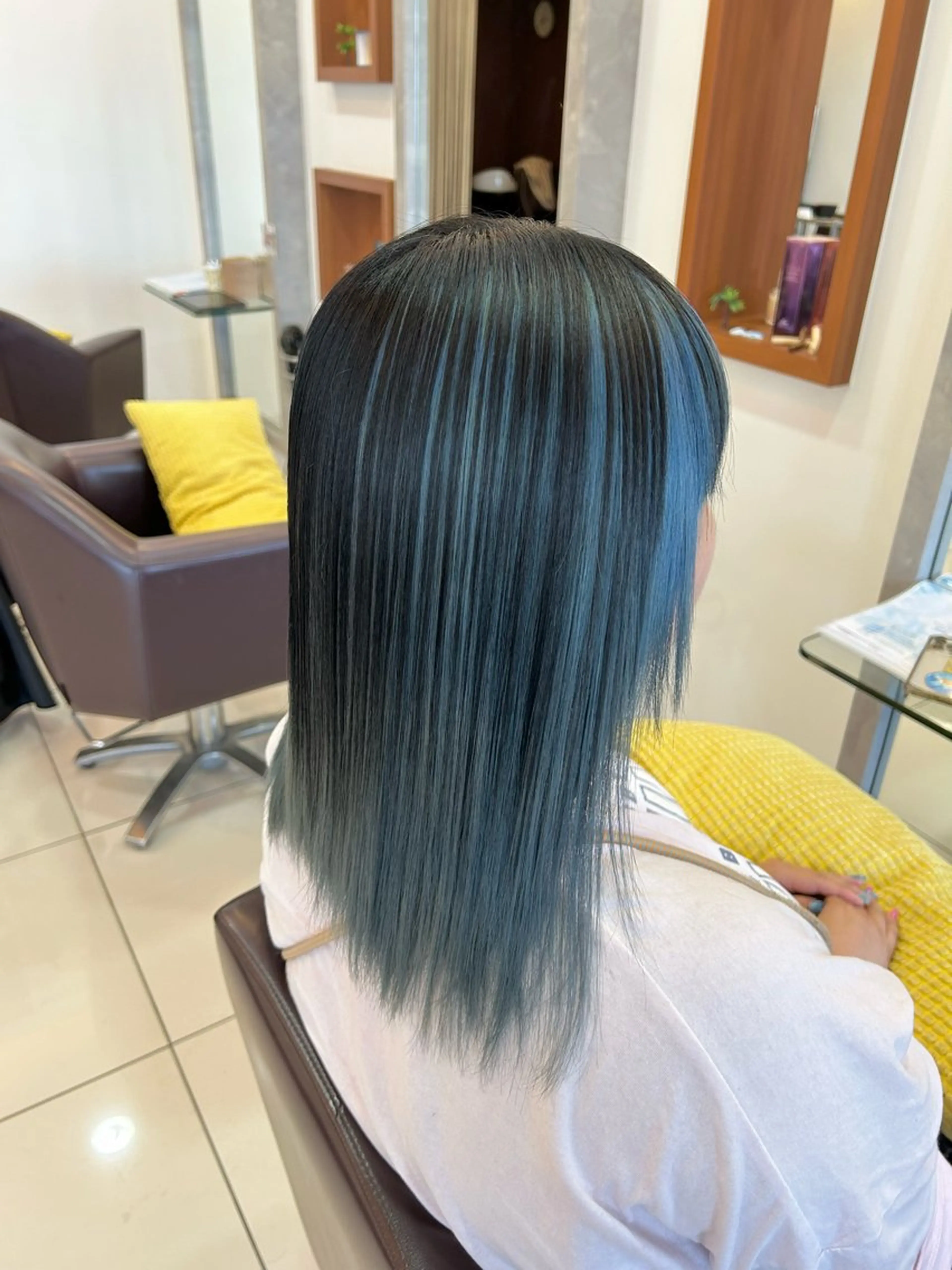 ミディアム カラー 黒髪 ブルーカラー トップスタイリスト 林すずかのヘアスタイル