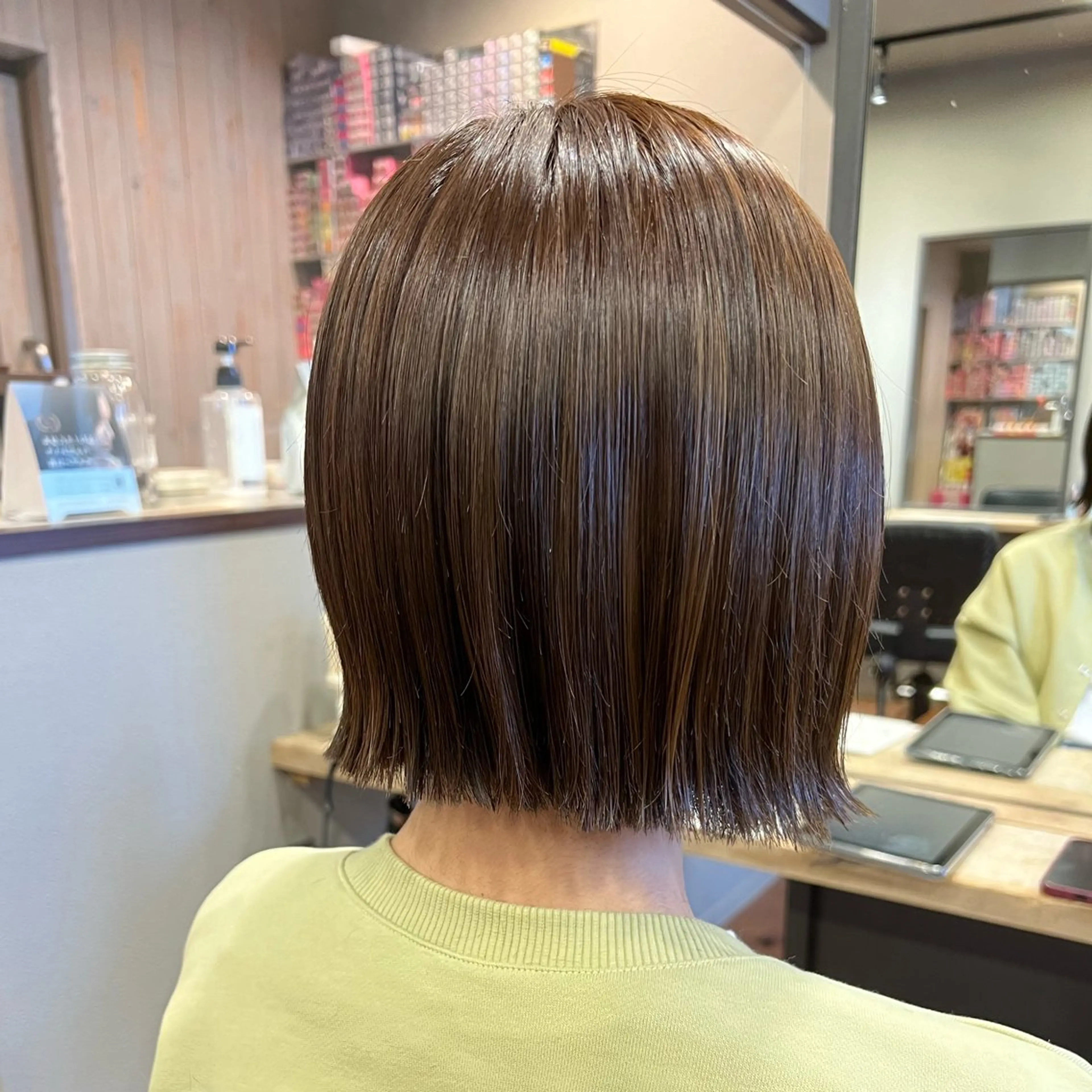 ミディアム カラー 切りっぱなしボブ アッシュ ボブ 筒井 璃音のヘアスタイル