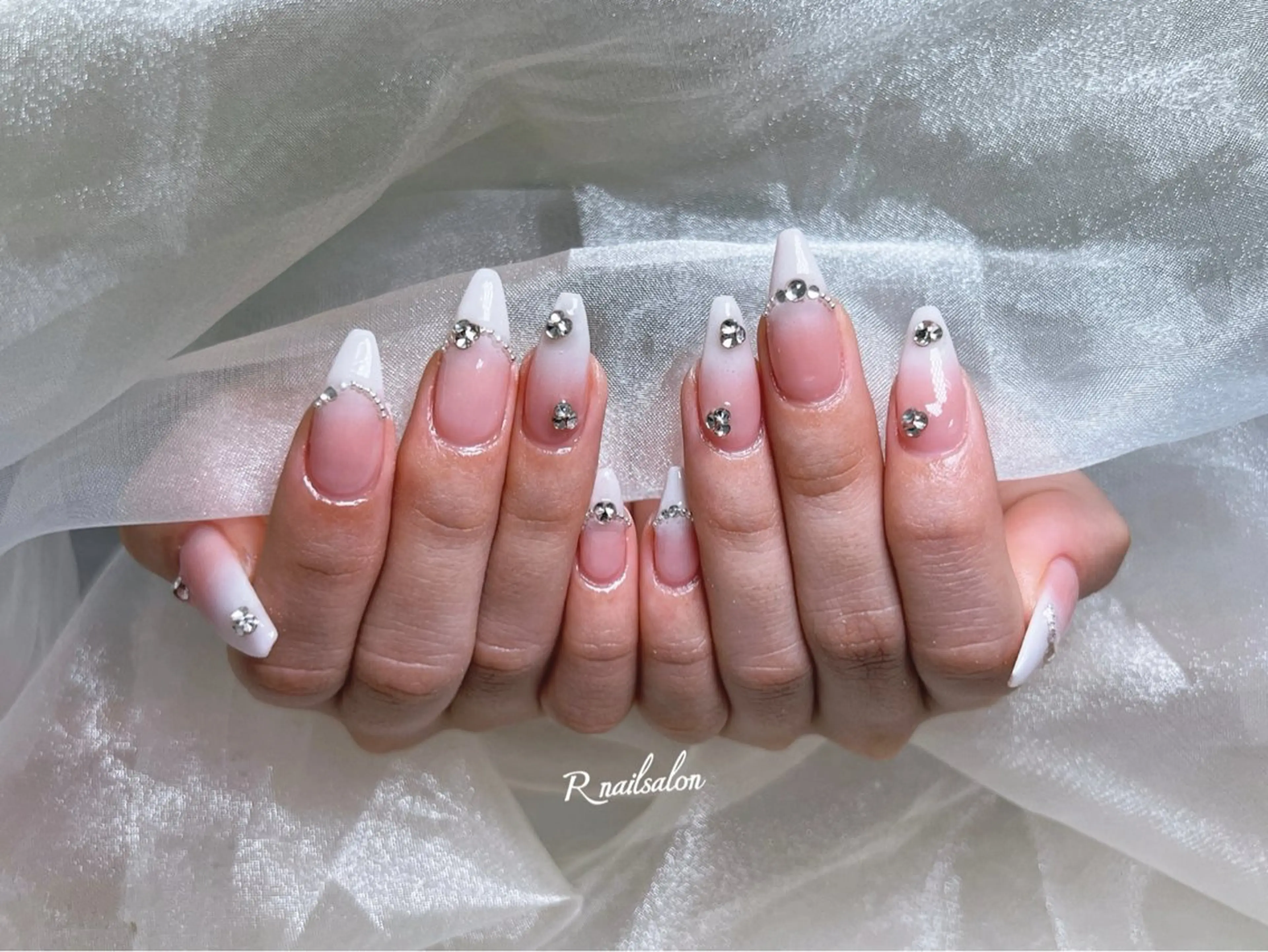 ロング R NAILSALONのネイルデザイン