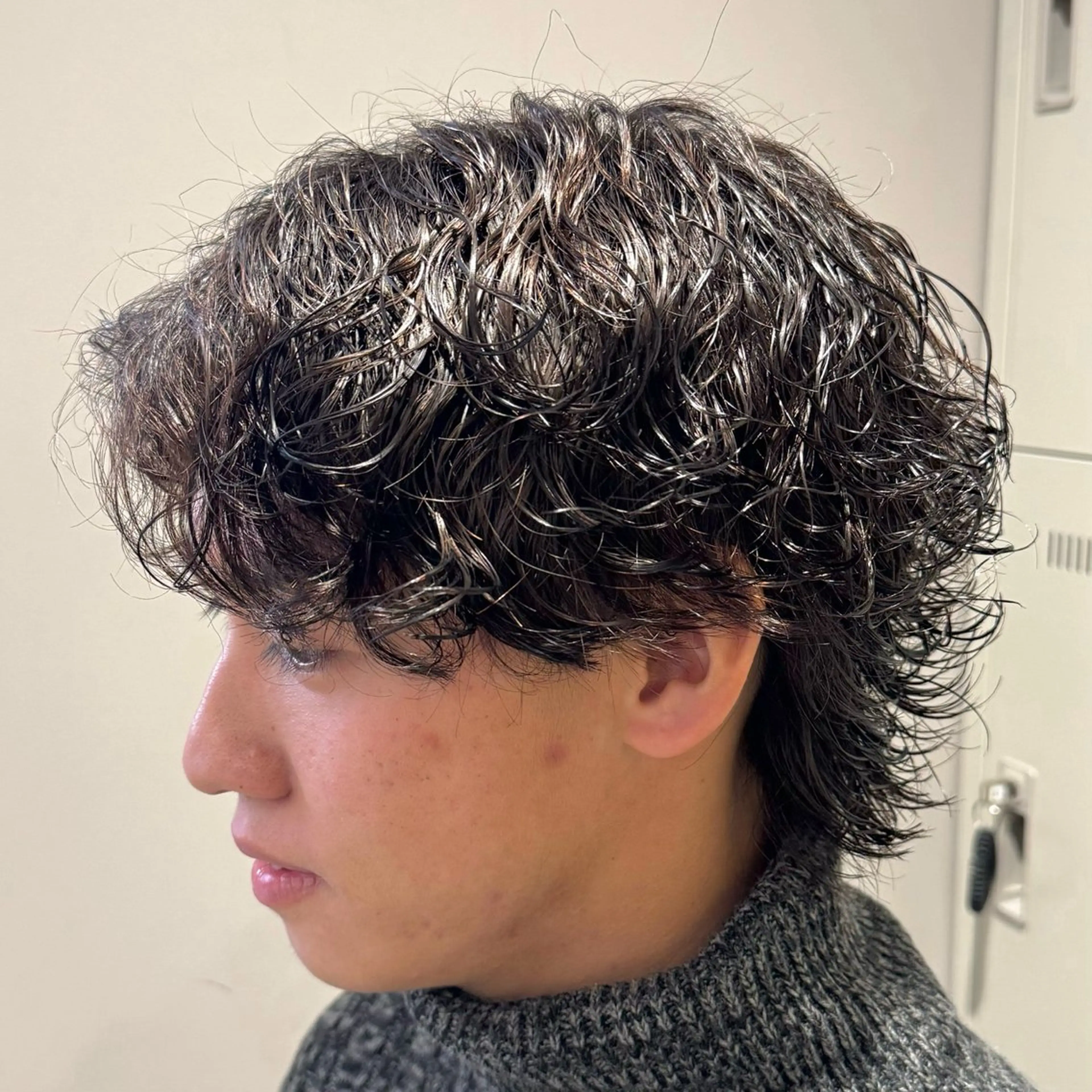 ショート パーマ ヘアアレンジ メンズ メンズパーマ 波巻きパーマ メンズウルフカット ウルフカット 顔まわりカット の達人のヘアスタイル