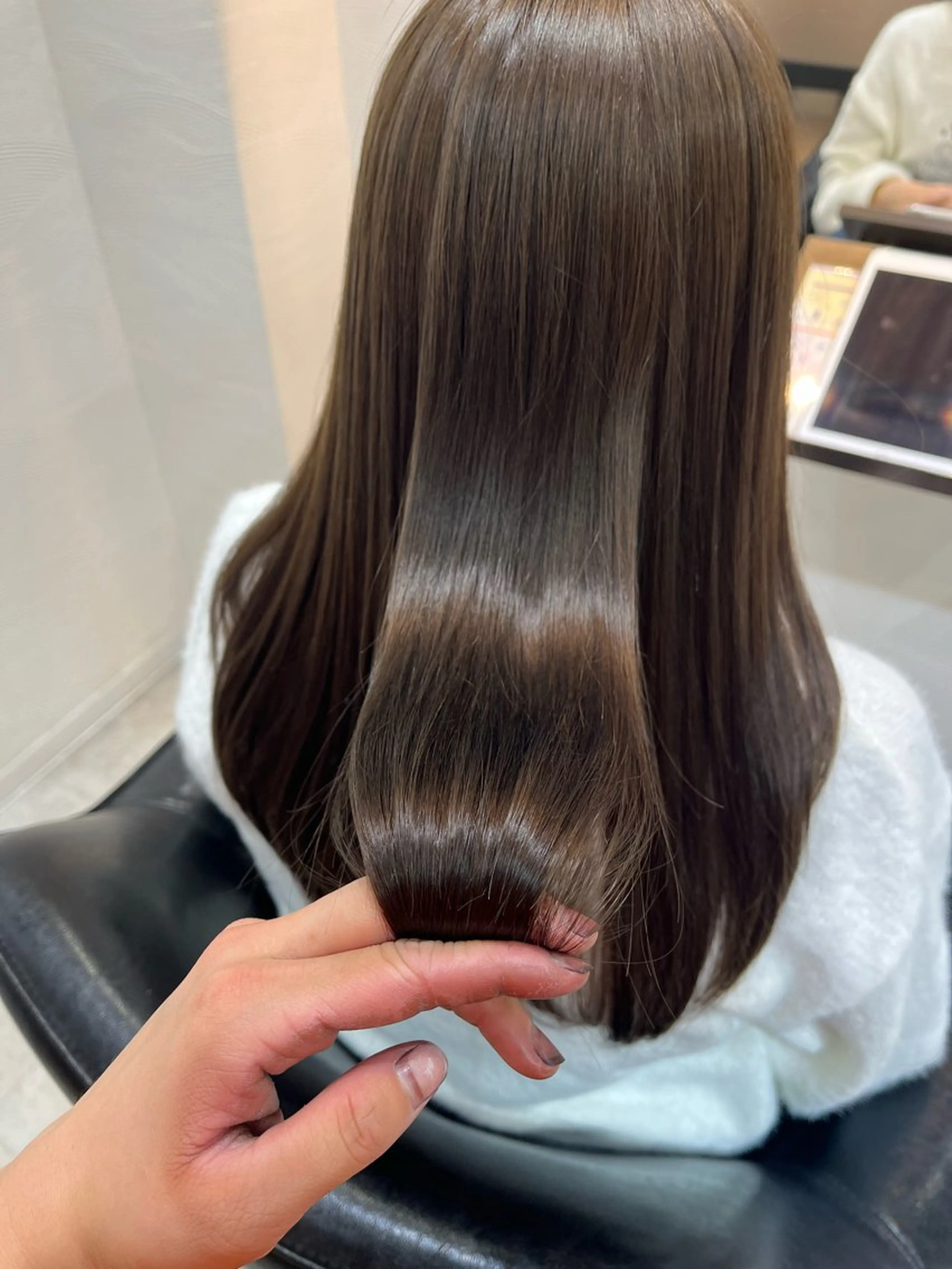 ［当店おすすめメニュー］カット +艶カラー＋最高級髪質改善トリートメントの写真