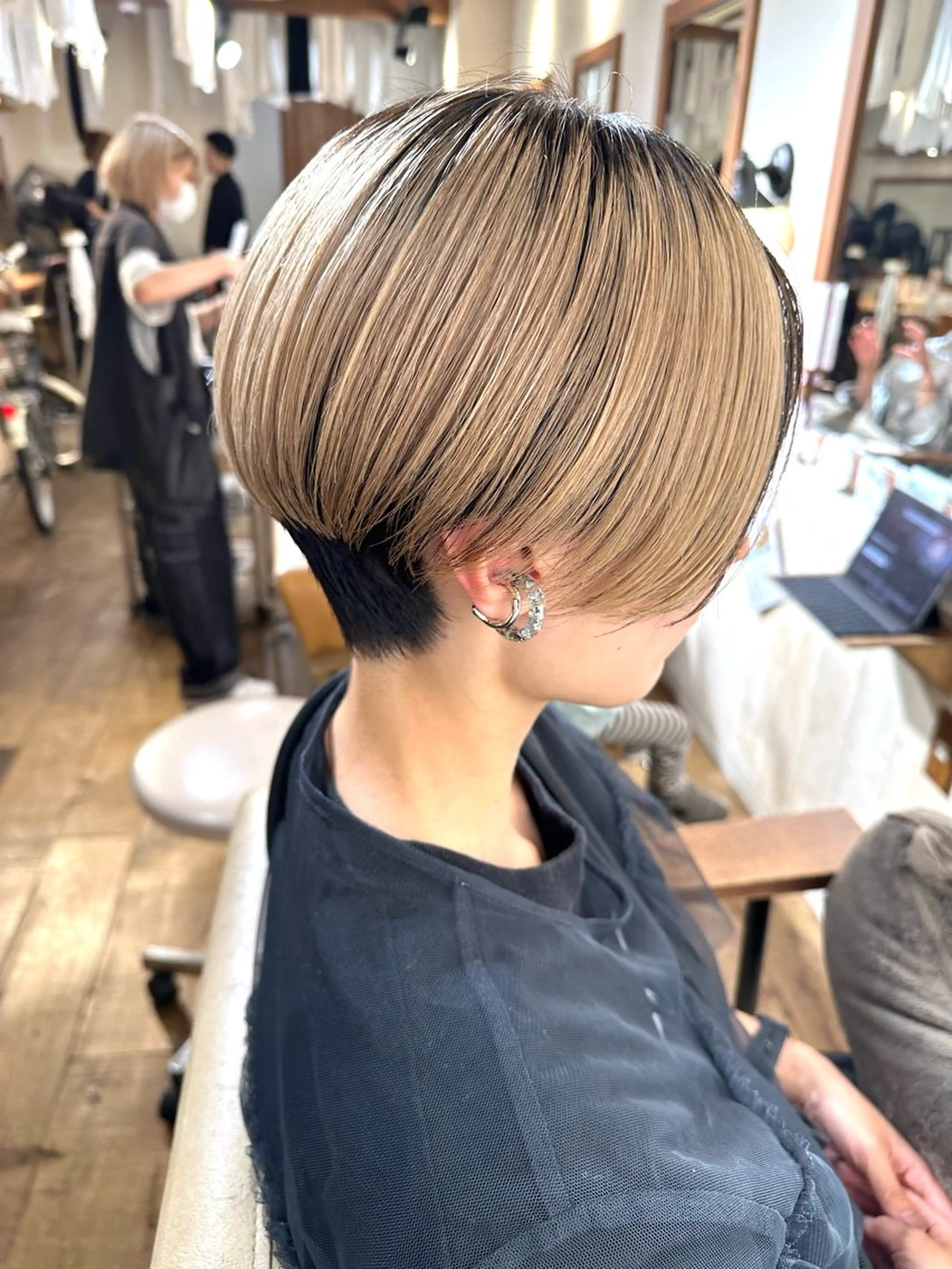 ショート カラー ベージュカラー ブリーチ 抜きっぱなしブロンド ケアブリーチ グラデーションカラー charme 溝の口【シャルム】所属・伊藤 慎吾のヘアスタイル