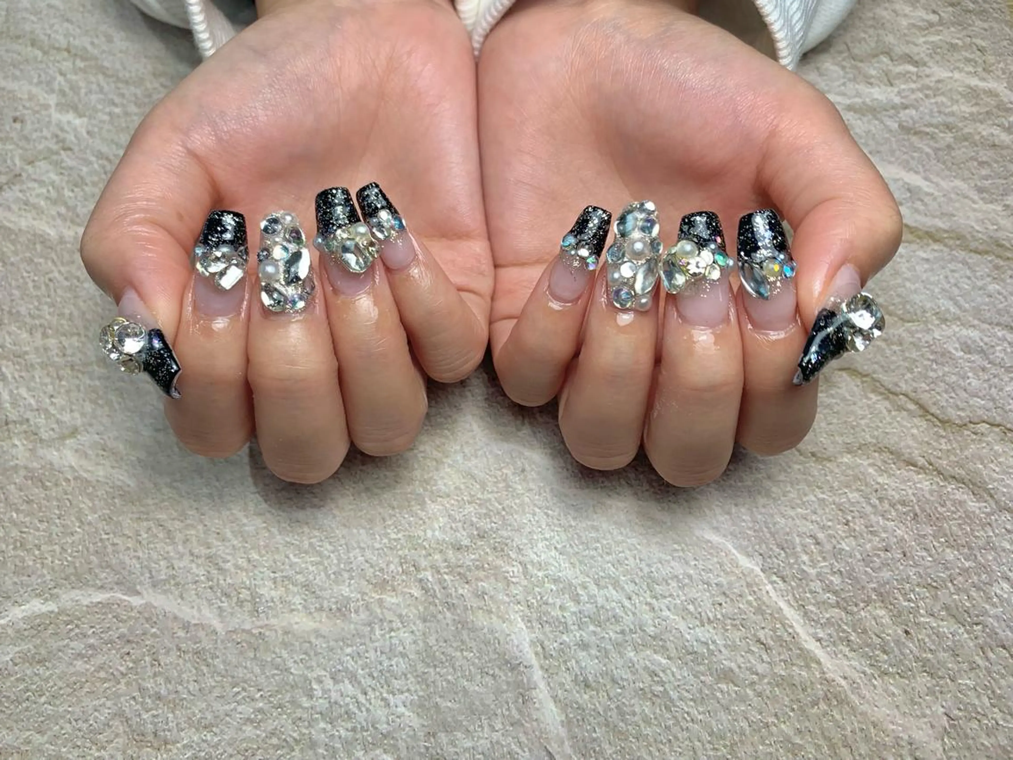 ネイル 成人式 キラキラネイル ストーンネイル ハンドネイル nail room Ly'leaのネイルデザイン