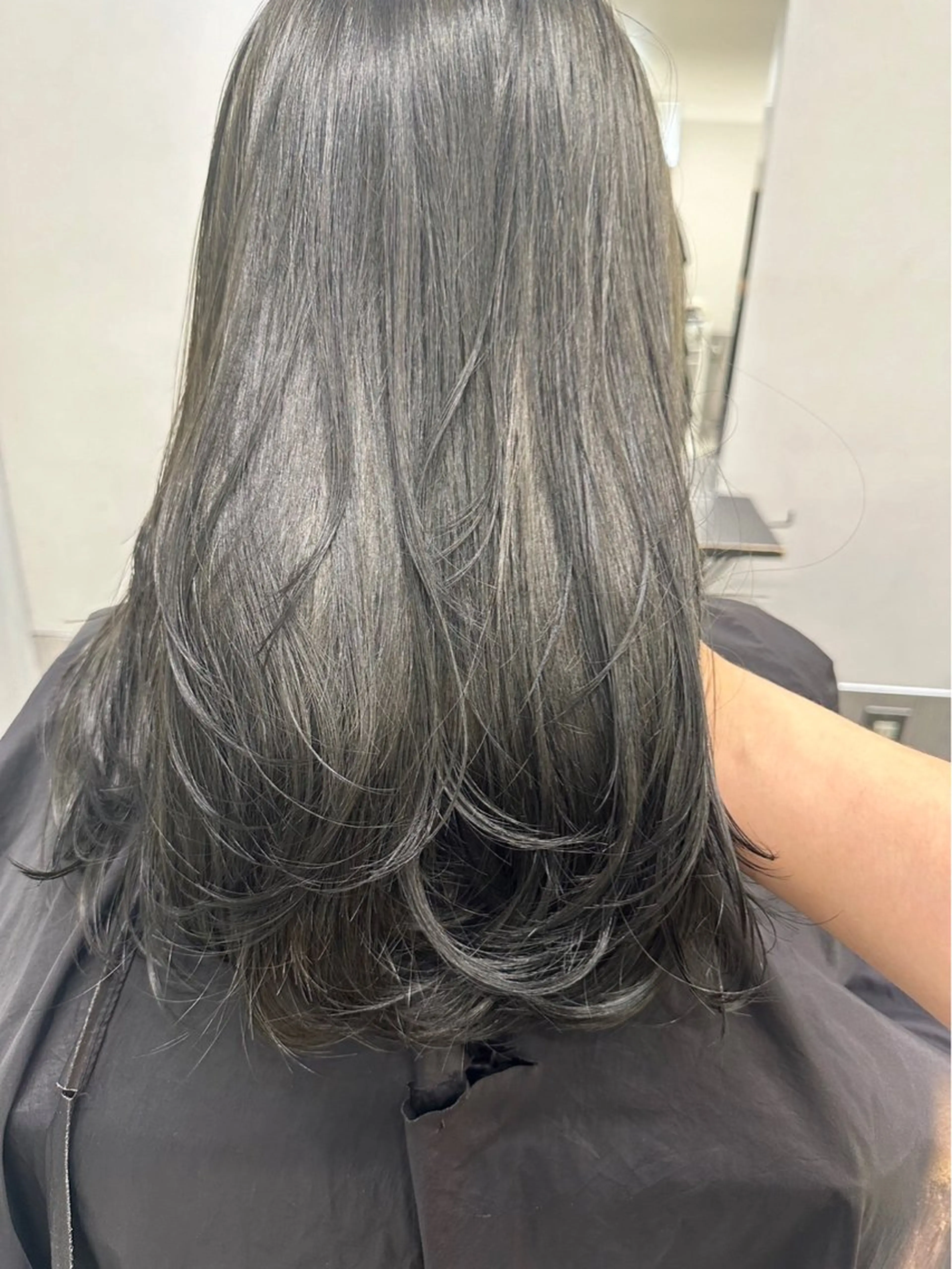 セミロング ヘアカラー maya レイヤーカットのヘアスタイル