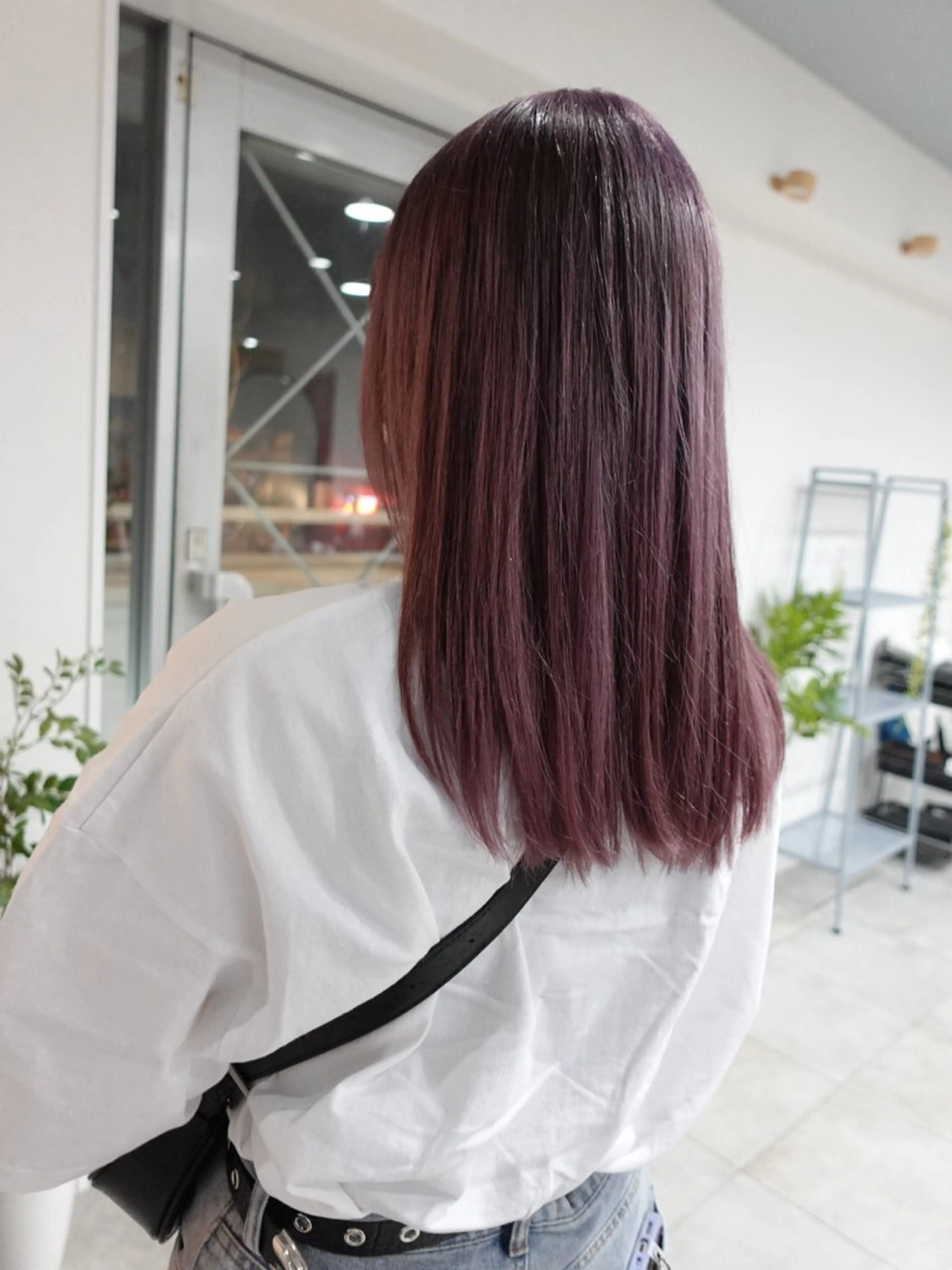 ミディアム カラー ピンクカラー ピンクパープル パープルカラー sunny.所属・山岡 茉琳のヘアスタイル