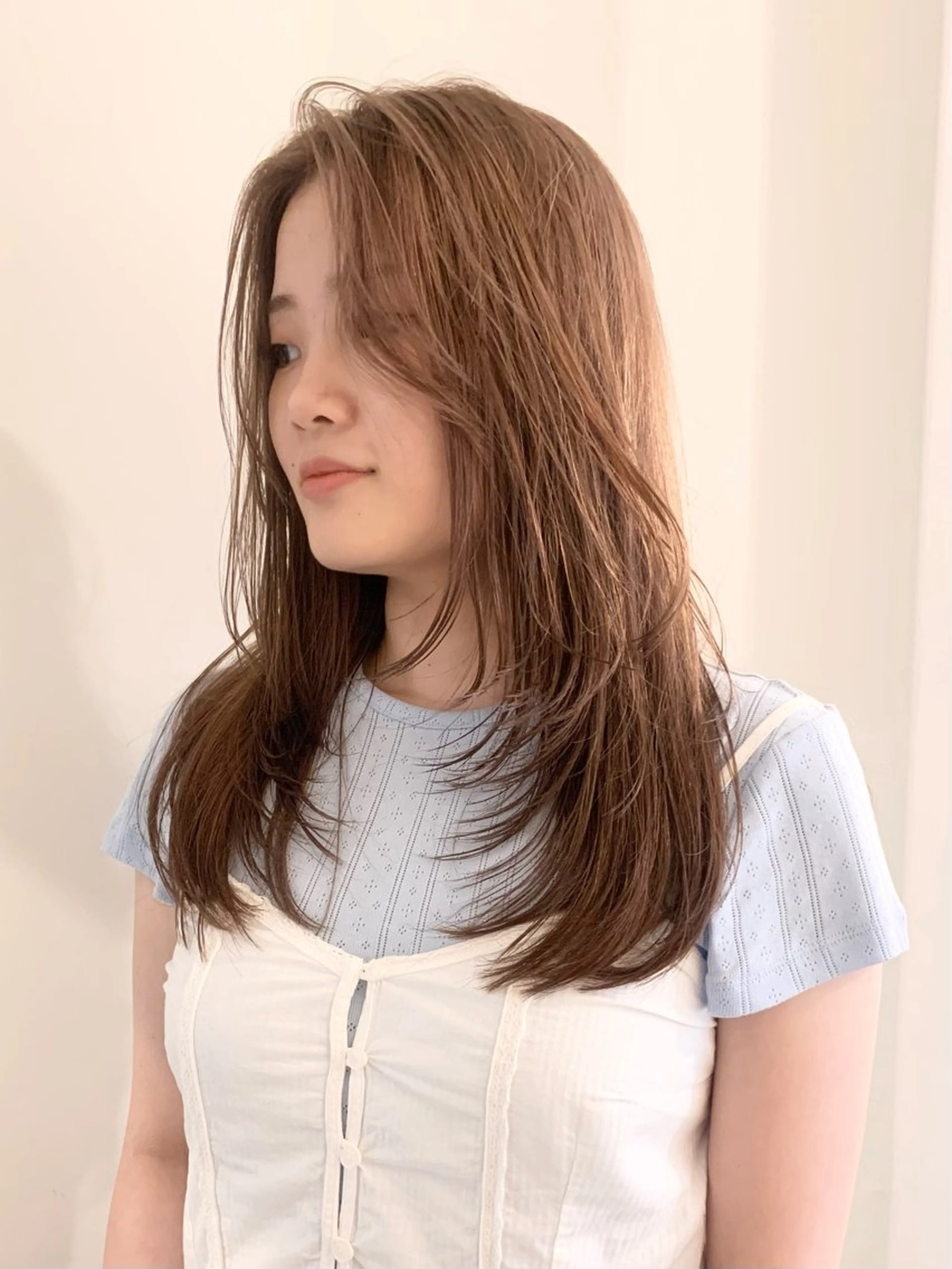 セミロング カラー ブリーチ レイヤーカット カット ヘアカラー 落合希 Olivebeigeのヘアスタイル