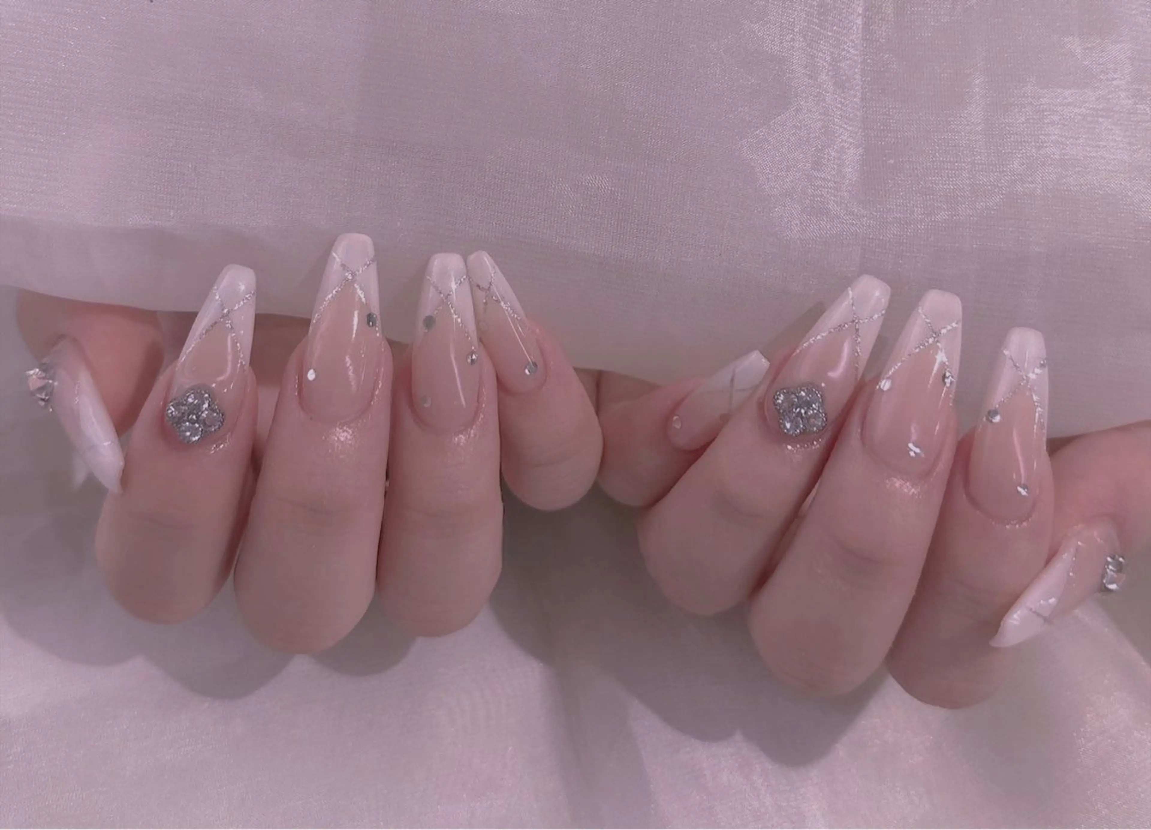 ネイル ブルー チークネイル フレンチネイル ハート ホログラムネイル 美爪パラジェル導入店 Sunnilyのネイルデザイン