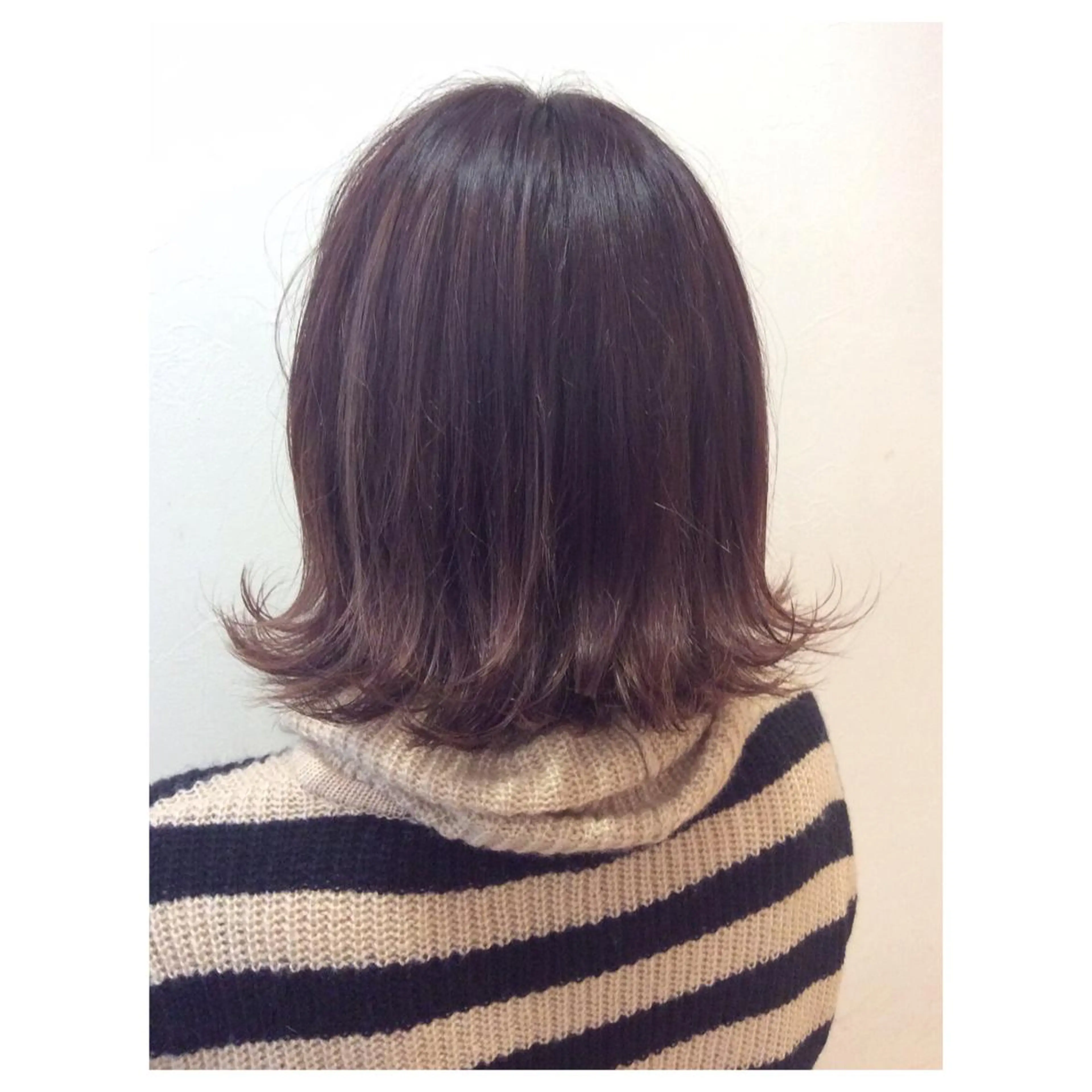 ショート ミディアム カラー アッシュ ベージュカラー TOMOYAレイヤー ブリーチ縮毛矯正のヘアスタイル