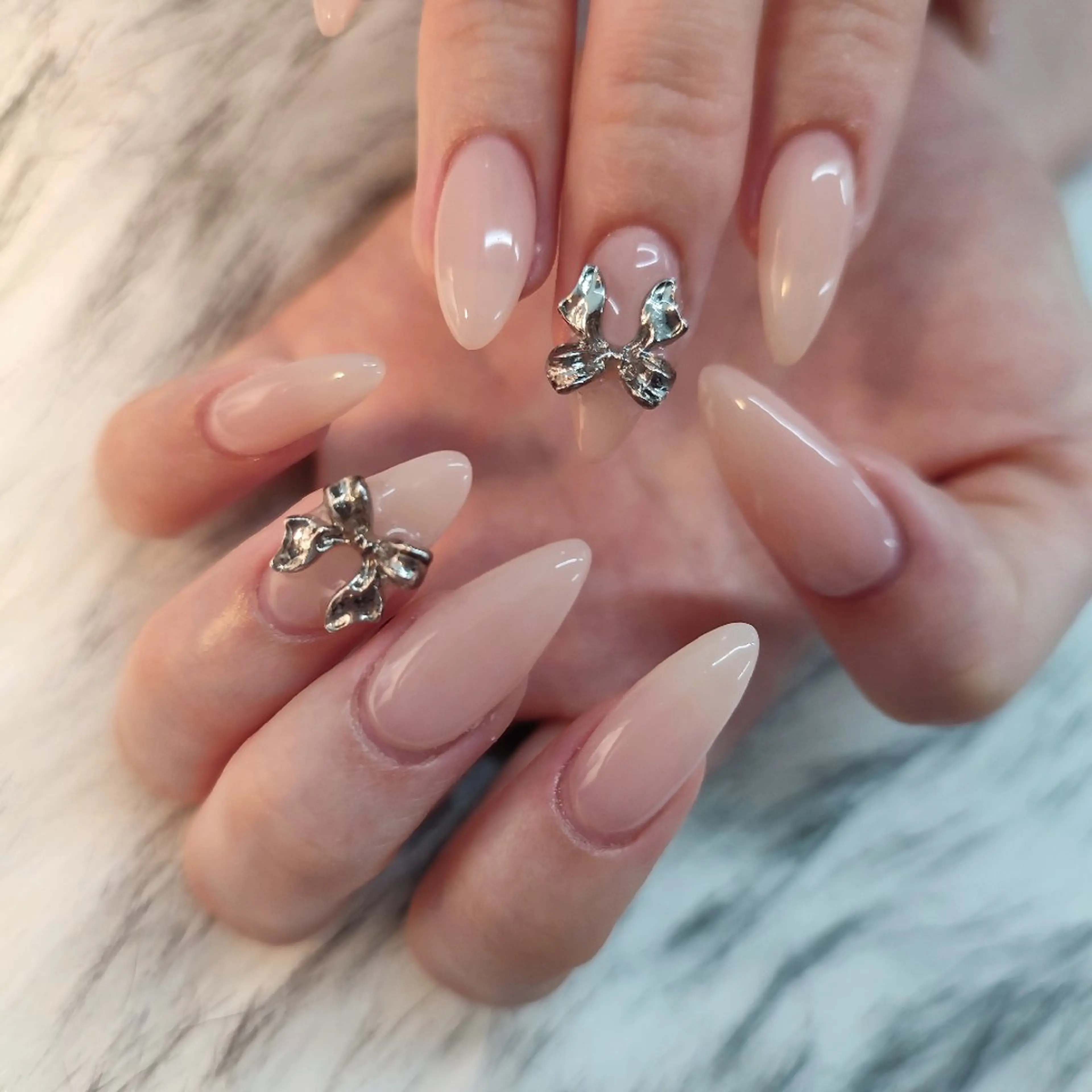 ネイル ハンドネイル RUNWAY 　　の眉毛・アイブロウイメージ