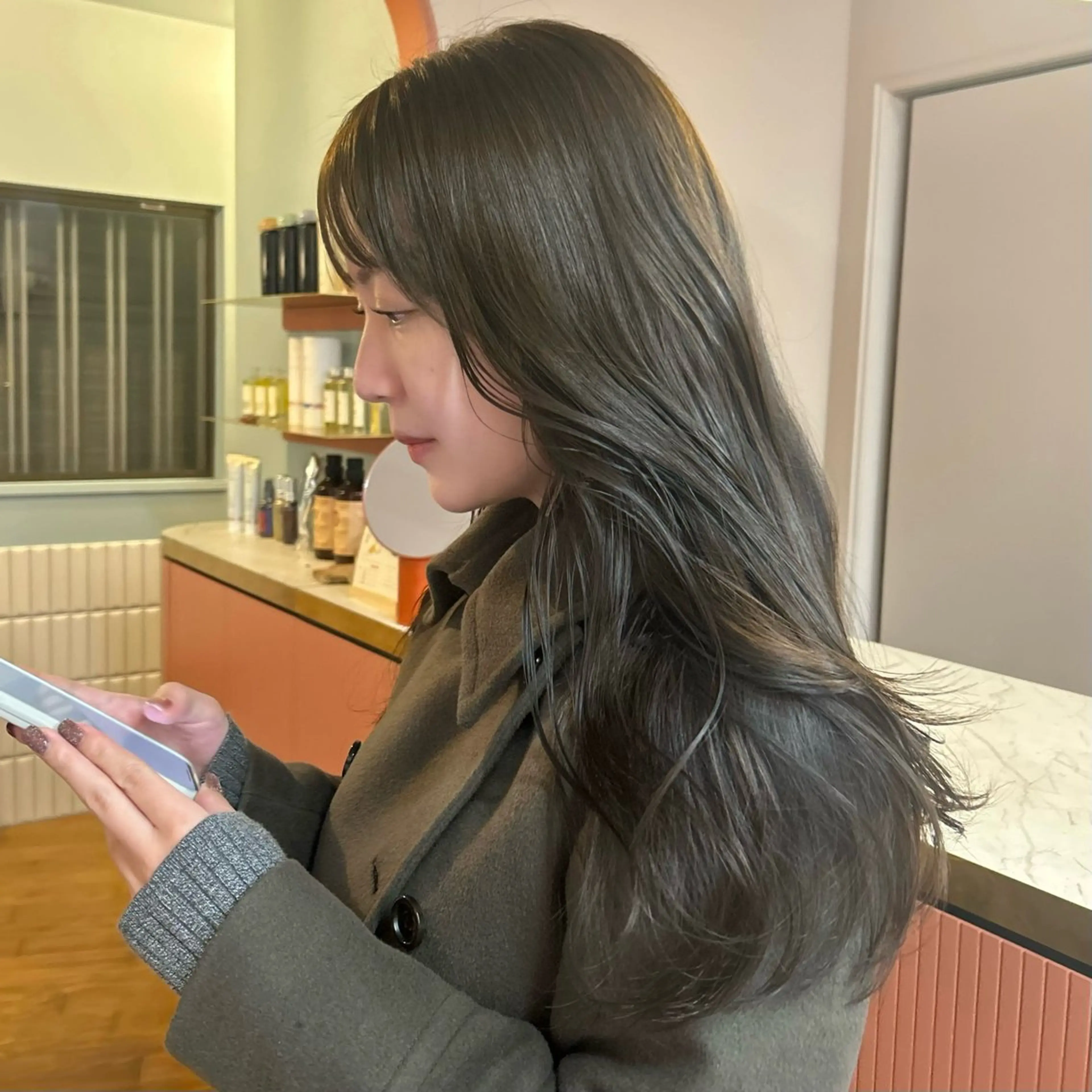 ロング カラー 透明感カラー グレージュ ヘアカラー MUKU 市川 莉花のヘアスタイル