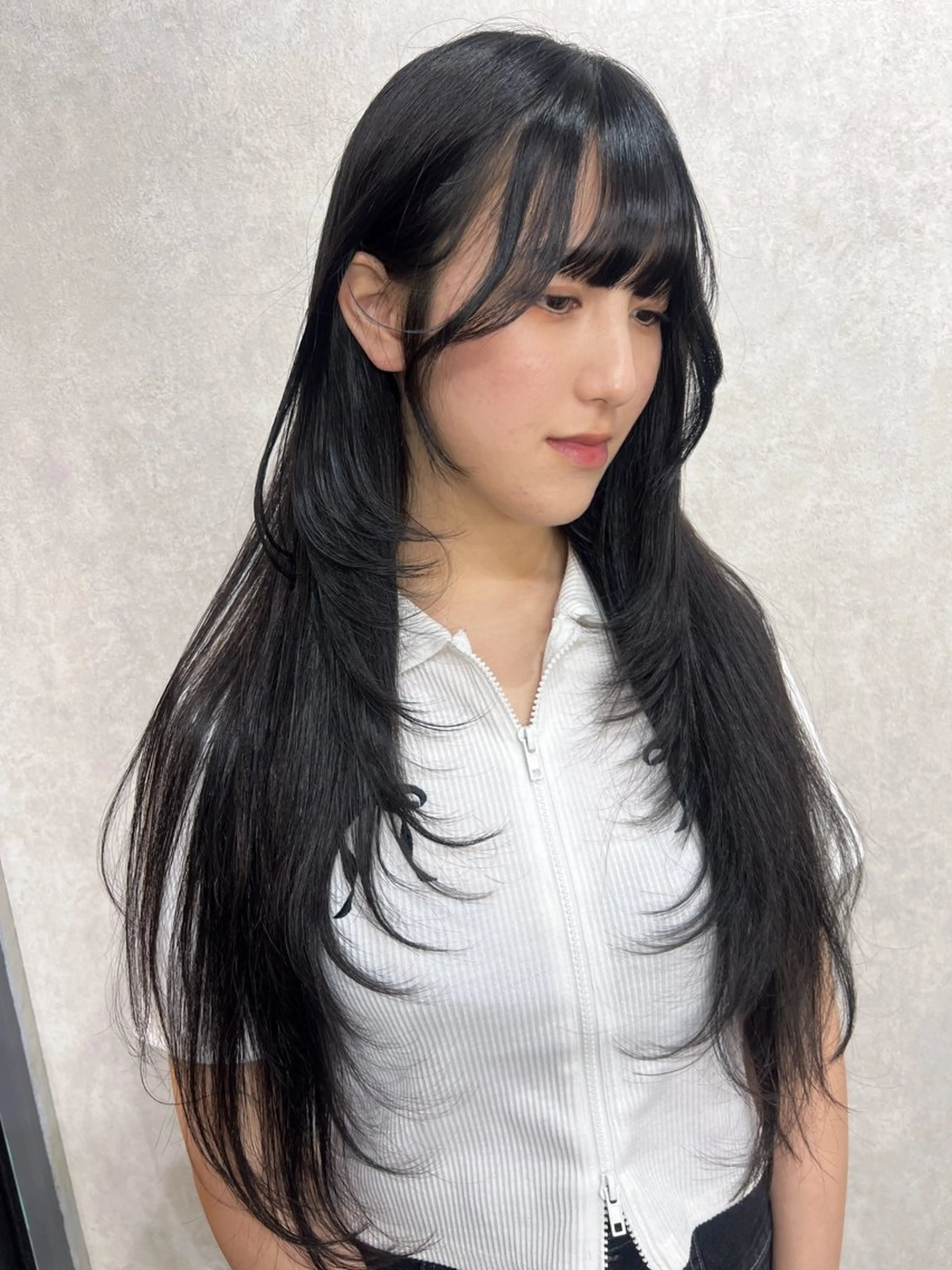 ロング カット ヘアカラー トリートメント maya レイヤーカットのヘアスタイル