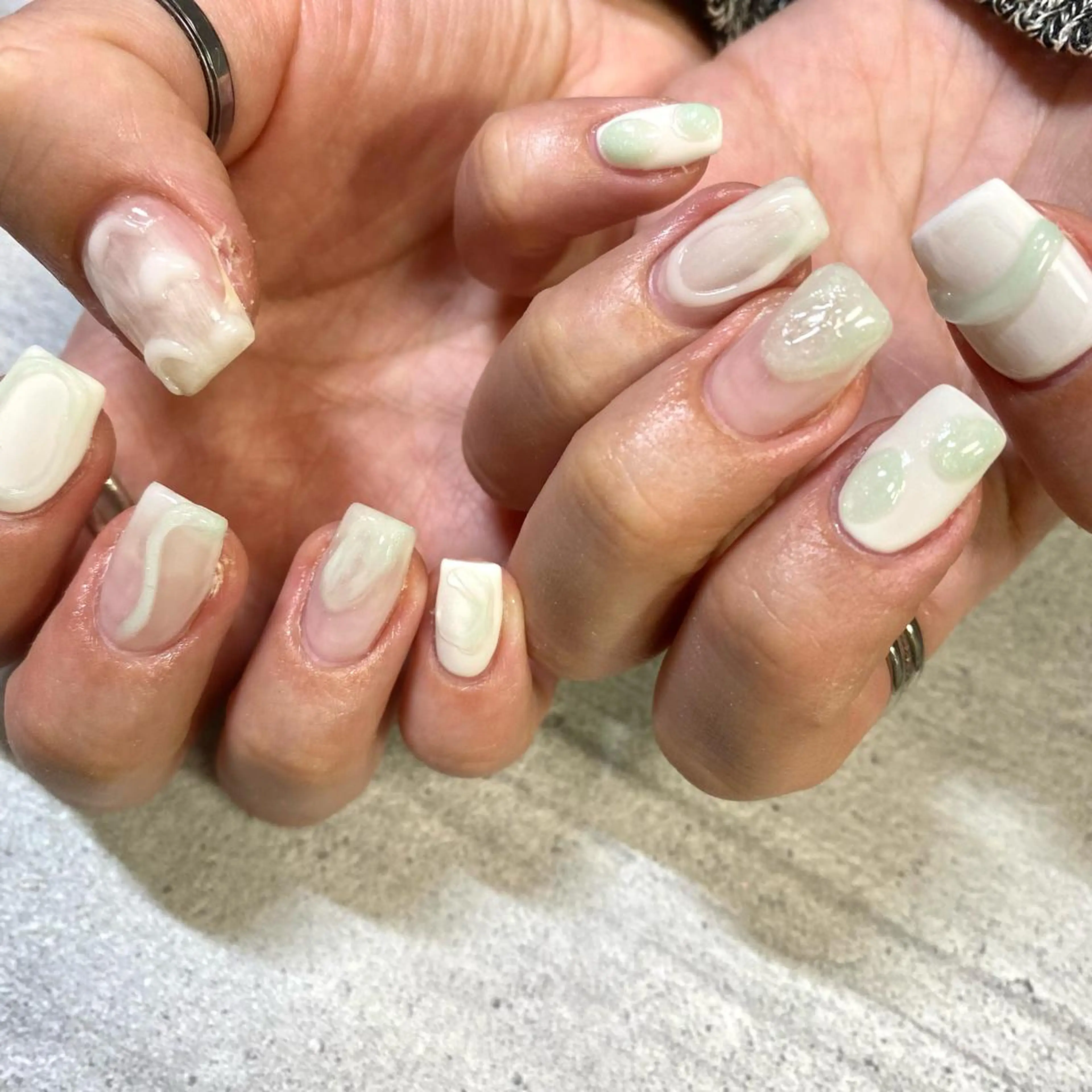 ショート カラー パーマ ヘアアレンジ メンズ キッズ ネイル マツエク・マツパ アイブロウ ニュアンスネイル ホワイト ニュアンスパーマ ハンドネイル ハンドケア 今福鶴見ネイル 8(ｴｲﾄ)のネイルデザイン