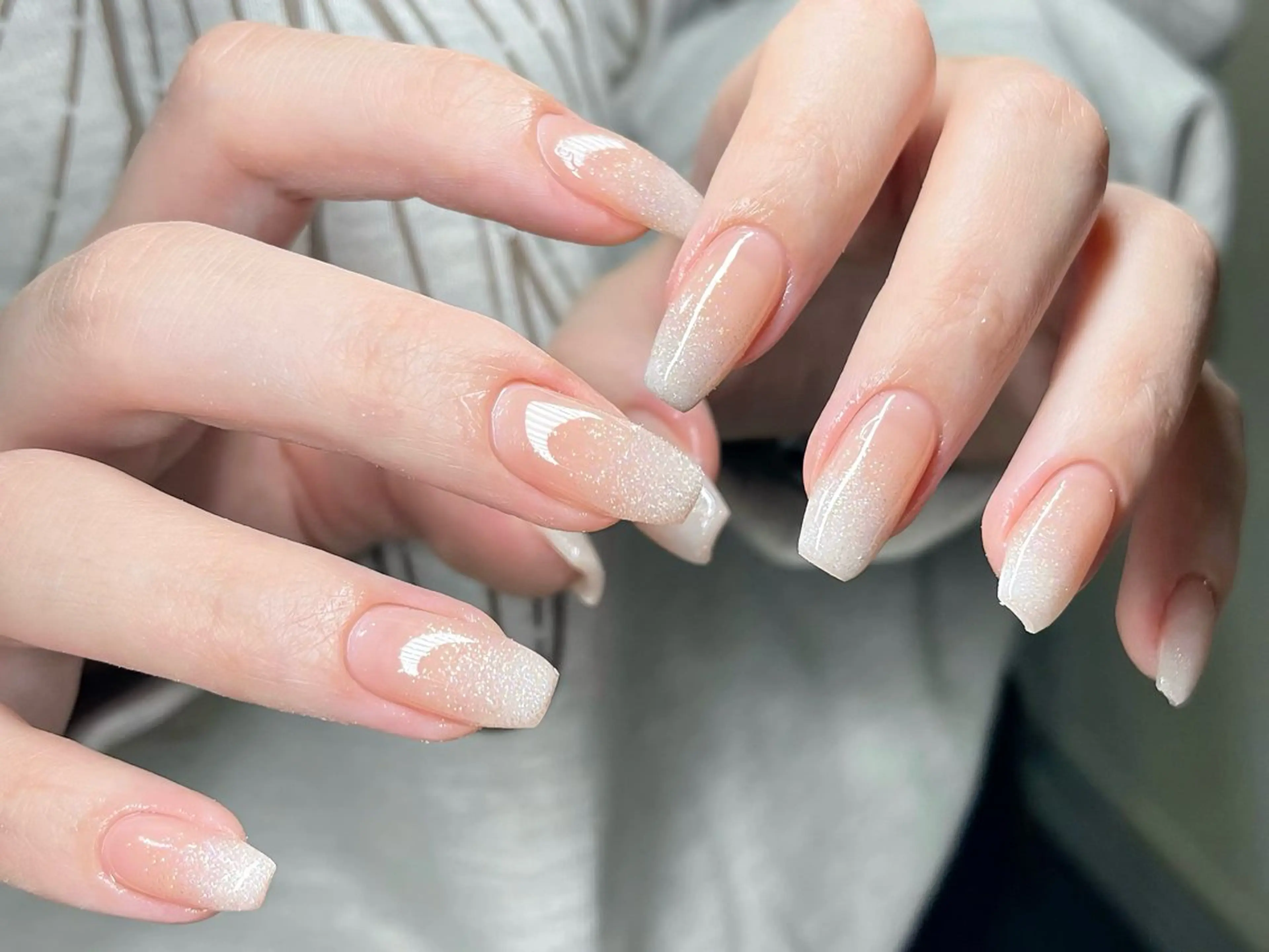 ネイル グラデーション キラキラネイル オフィスネイル ピンク ピンクベージュ ハンドネイル ハンドケア 🎀NAIL🎀 AI🪄︎︎◝✩のネイルデザイン