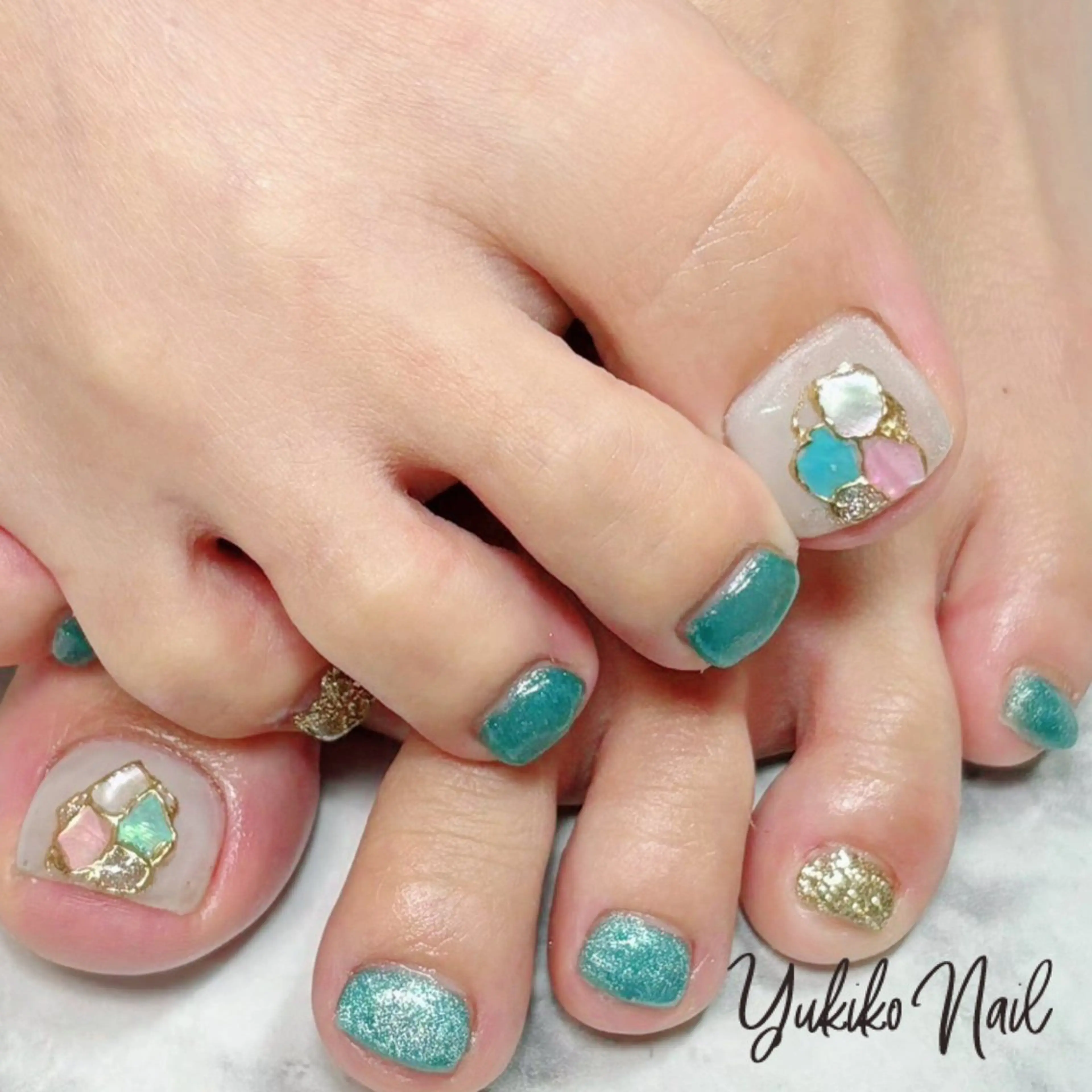 ネイル アートネイル フットネイル ゴールド キラキラネイル ミラーネイル フットネイル ユキコ ネイルのネイルデザイン