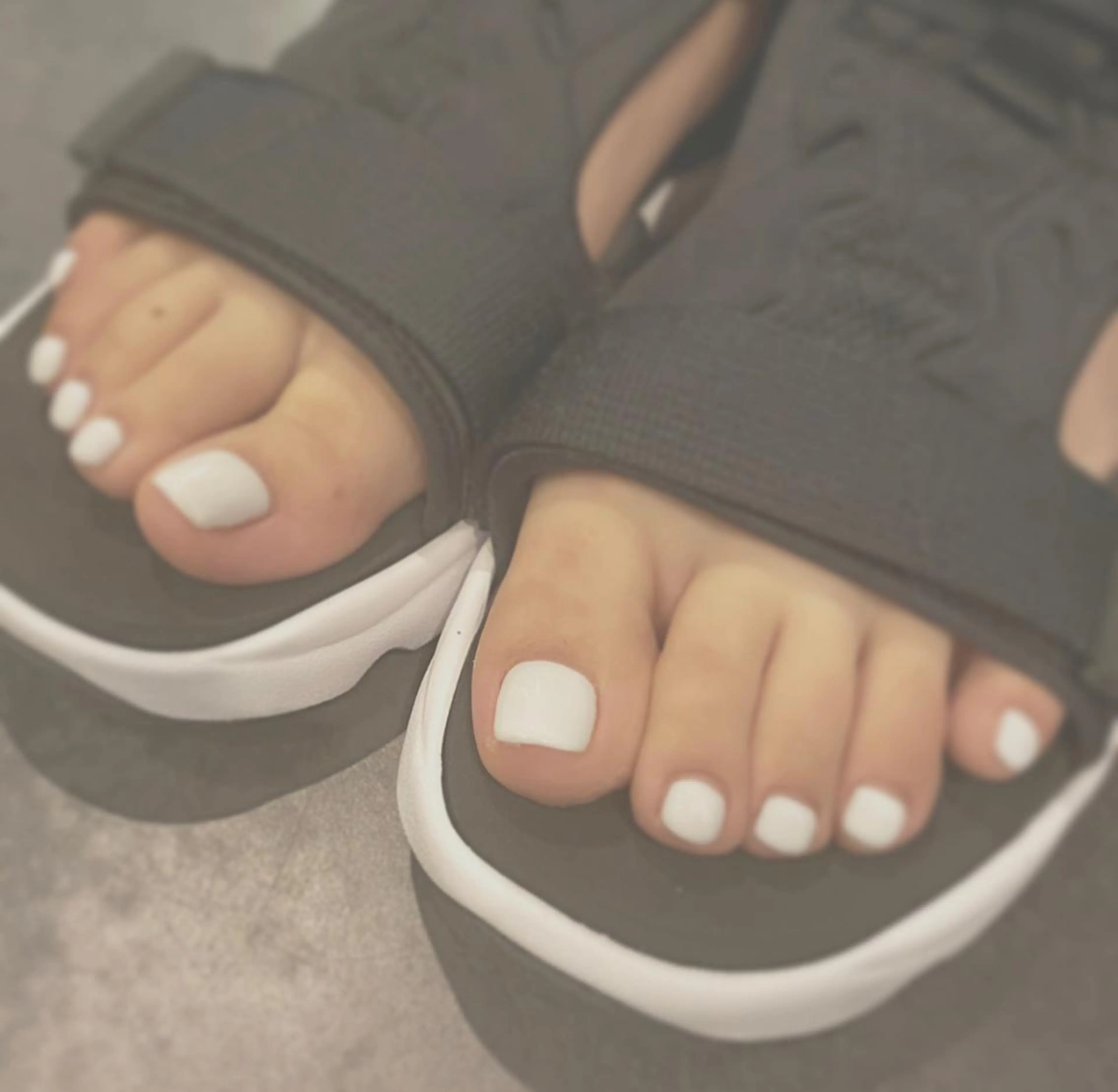 ✩フットネイル✩1カラー(オフケア込)👠プラス1500円で角質除去もできます！の写真