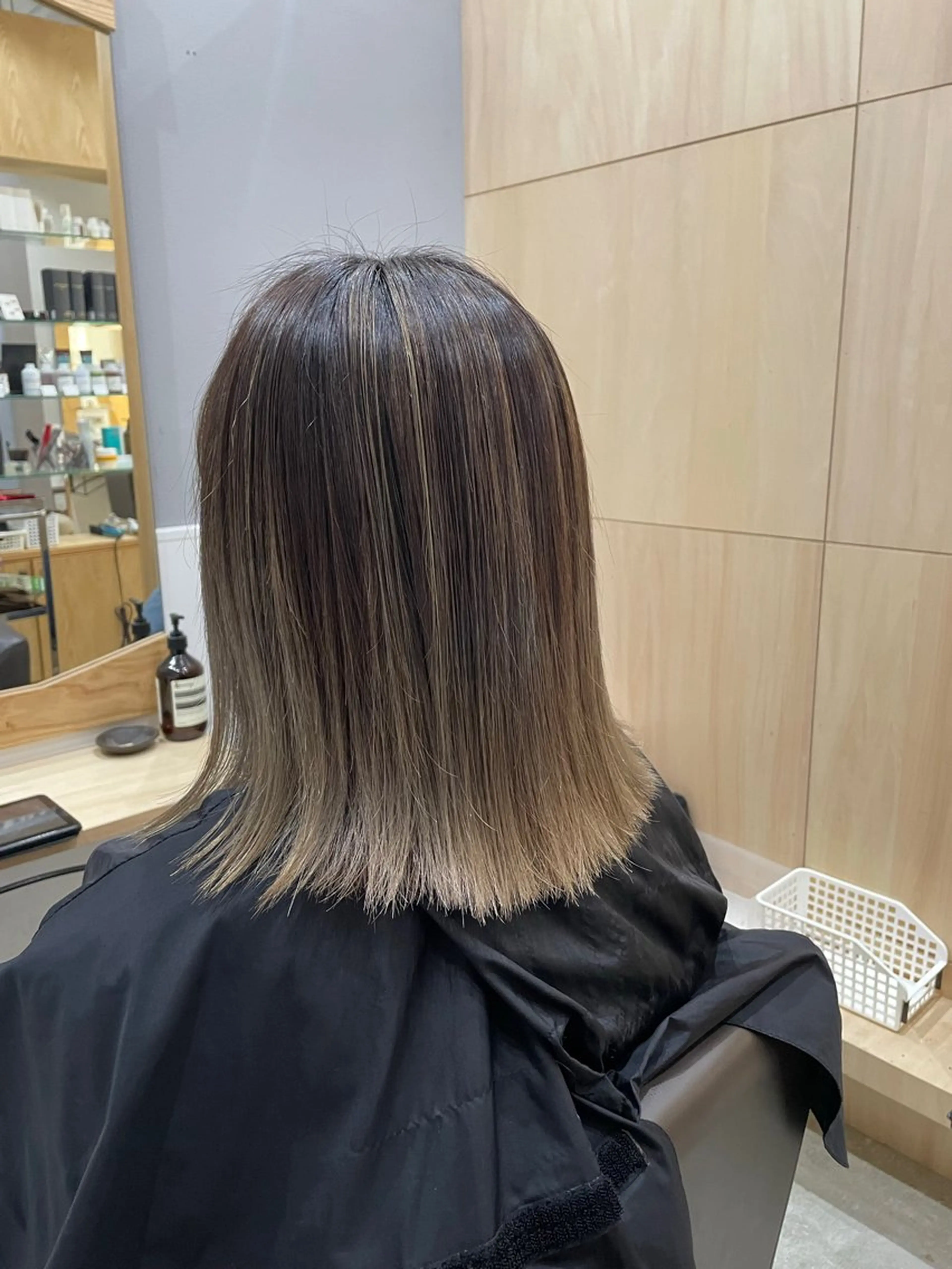 ミディアム レイヤーカット miloc かおりのヘアスタイル