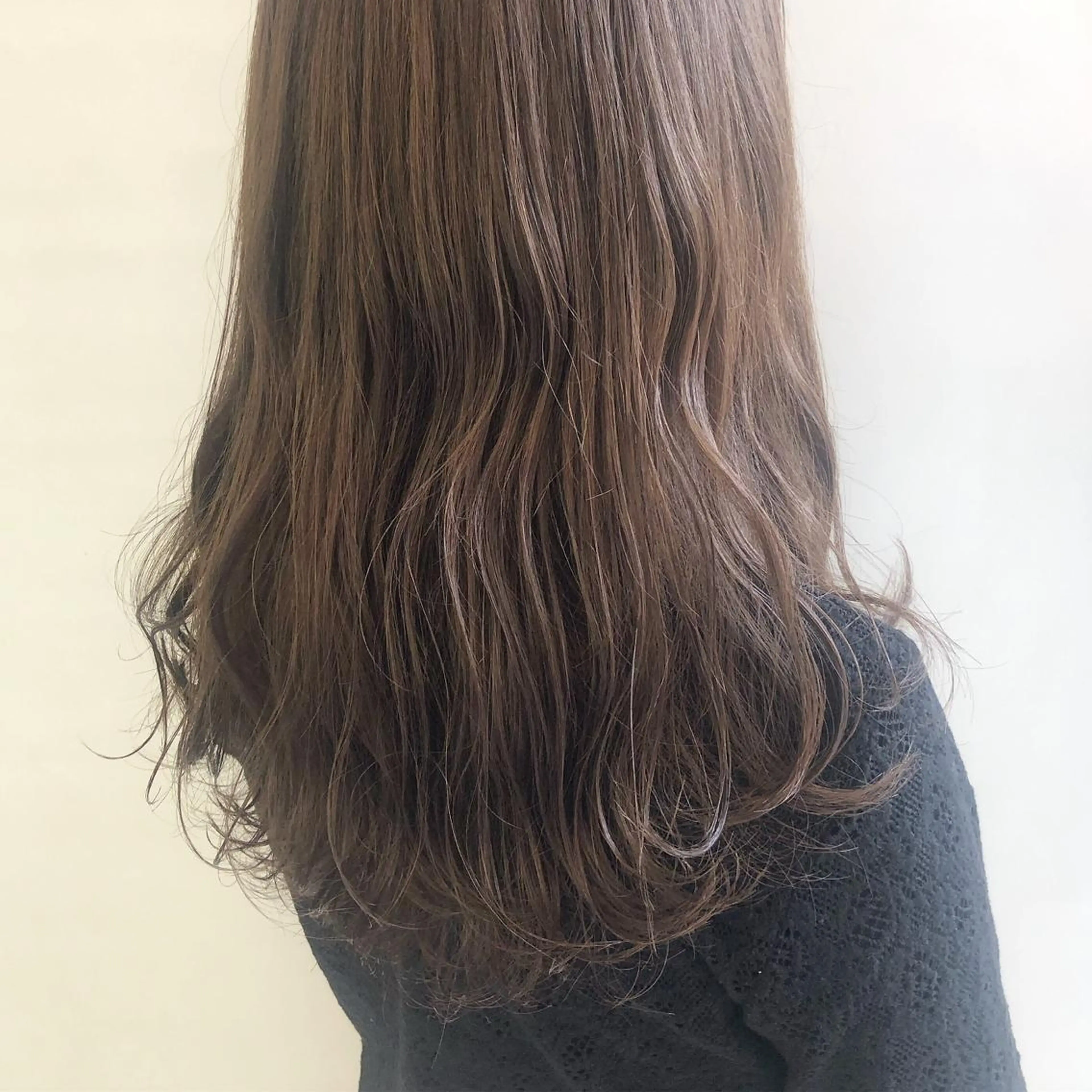 セミロング カラー ベージュカラー フォギーベージュ 齋藤 咲のヘアスタイル