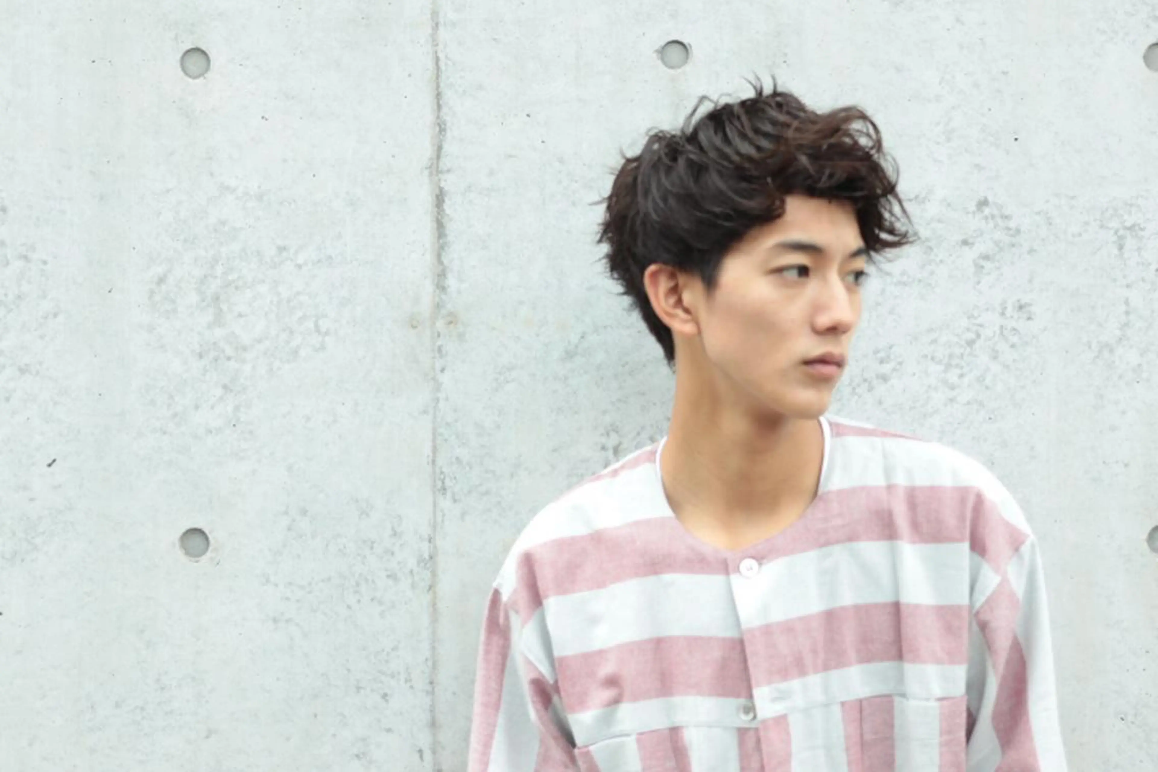 カラー パーマ ヘアアレンジ メンズ アップバング メンズブリーチ メンズハイライト メンズパーマ ブリーチ 【ツヤ髪美容師】 ツダケイスケのヘアスタイル