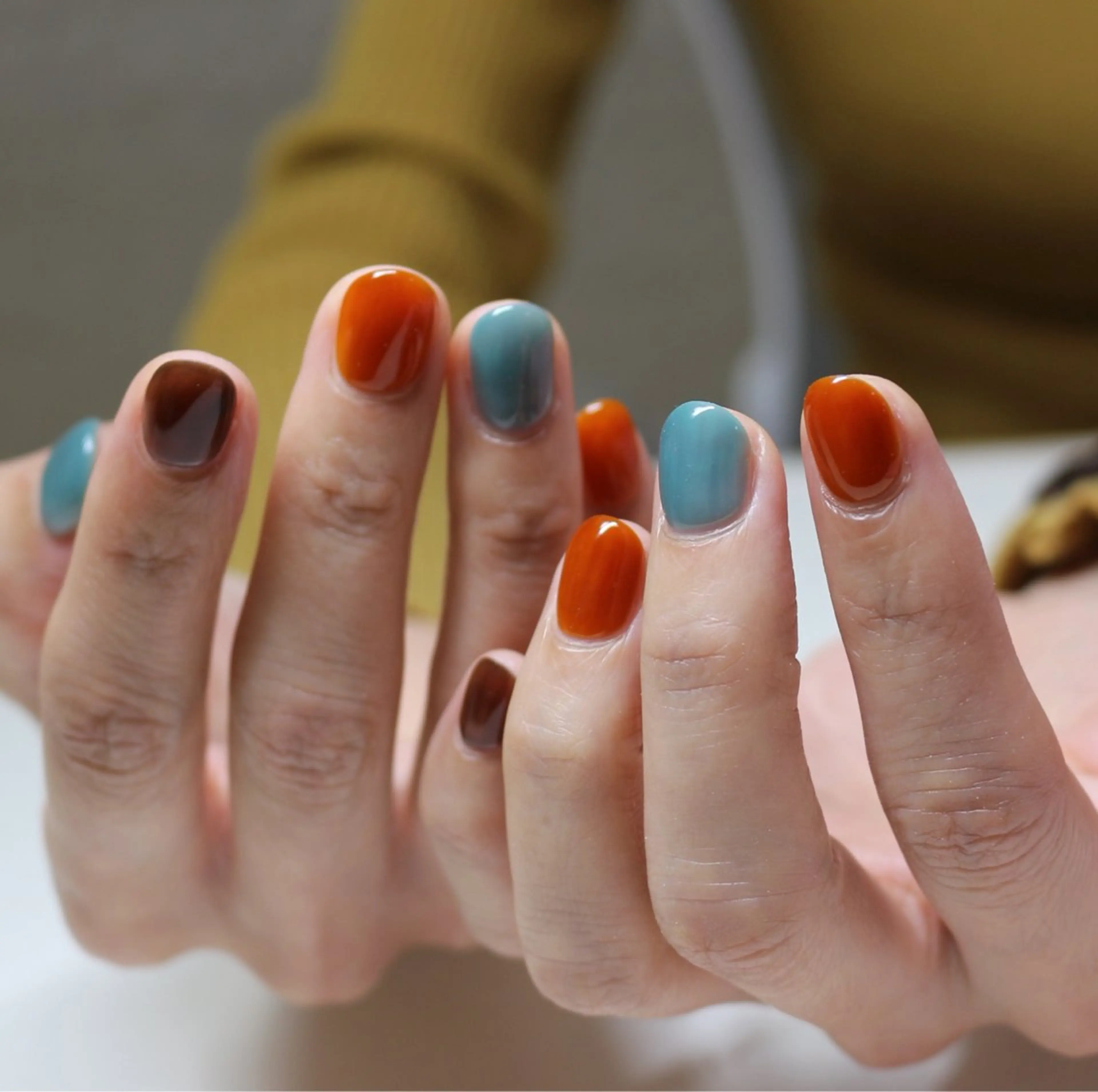 ネイル ブルー ブラウン ワンカラーネイル シンプルネイル 黄色 ハンドネイル Baku Nailsのネイルデザイン
