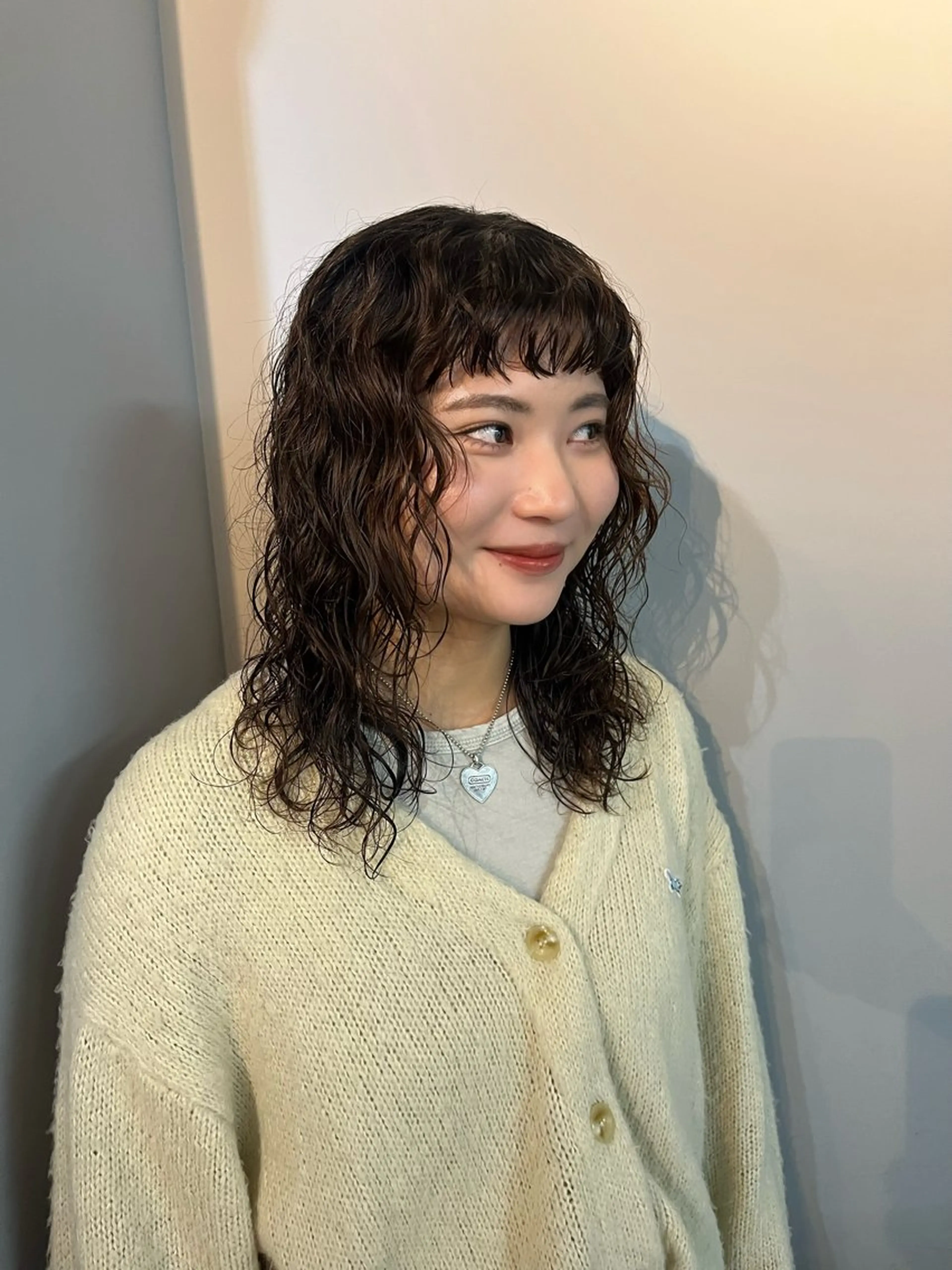 セミロング カット パーマ 綾乃／デザインカラー ／ハイトーン／ボブのヘアスタイル