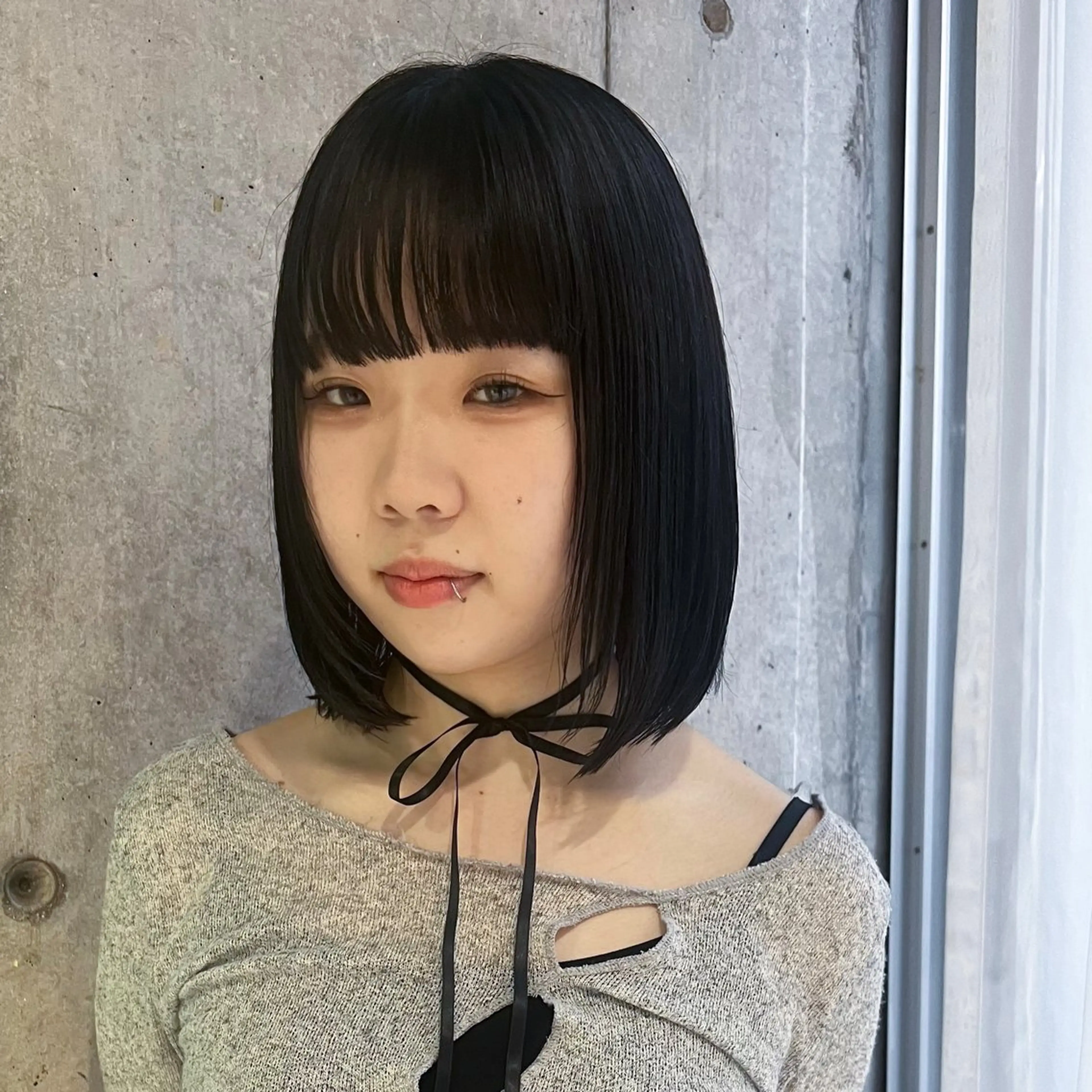 ショート カラー 黒髪 ブルーカラー ブルーブラック sync所属・マツウラ サキミのヘアスタイル