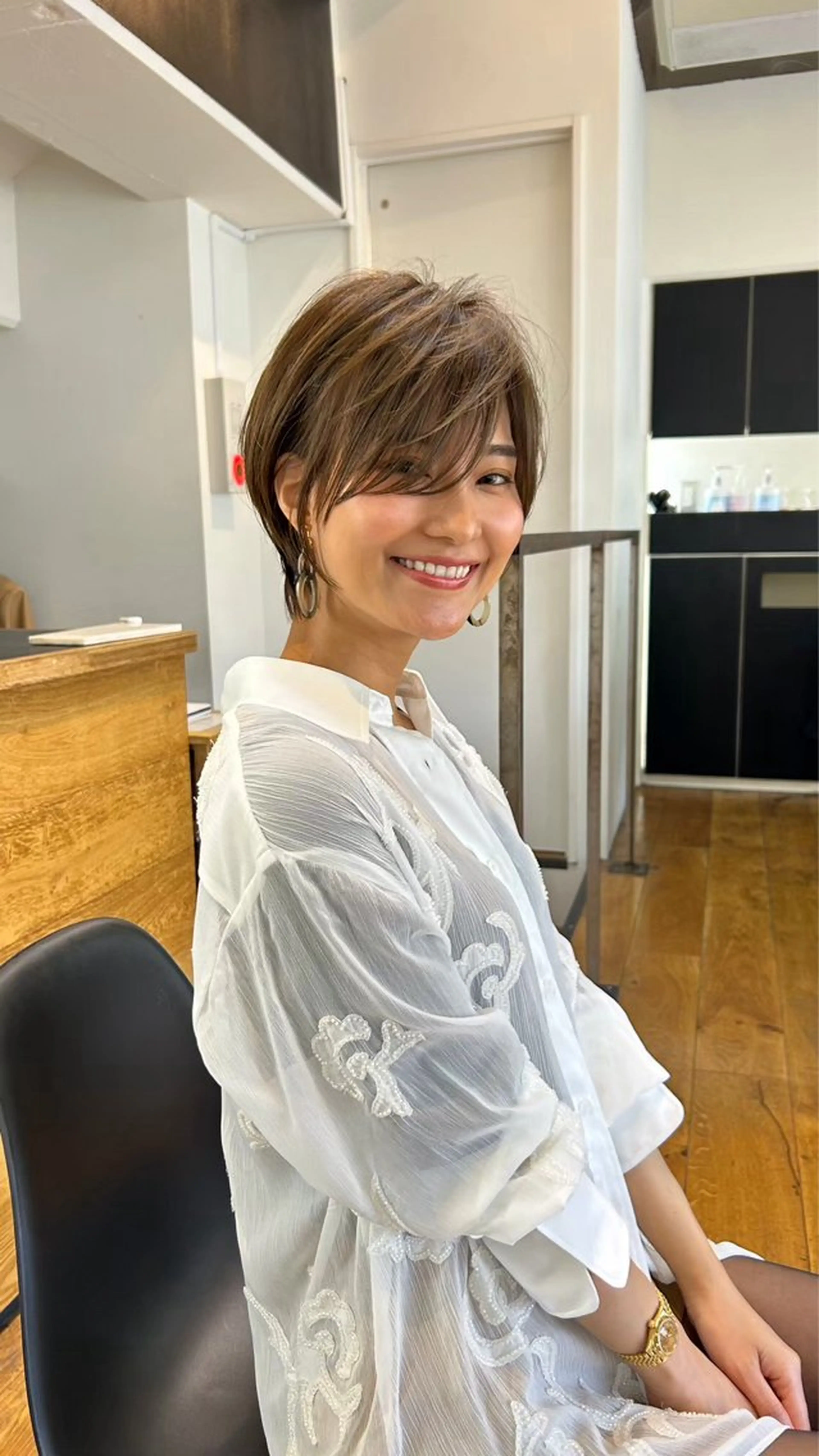 ショート シオン/艶髪/ グレージュカラーのヘアスタイル