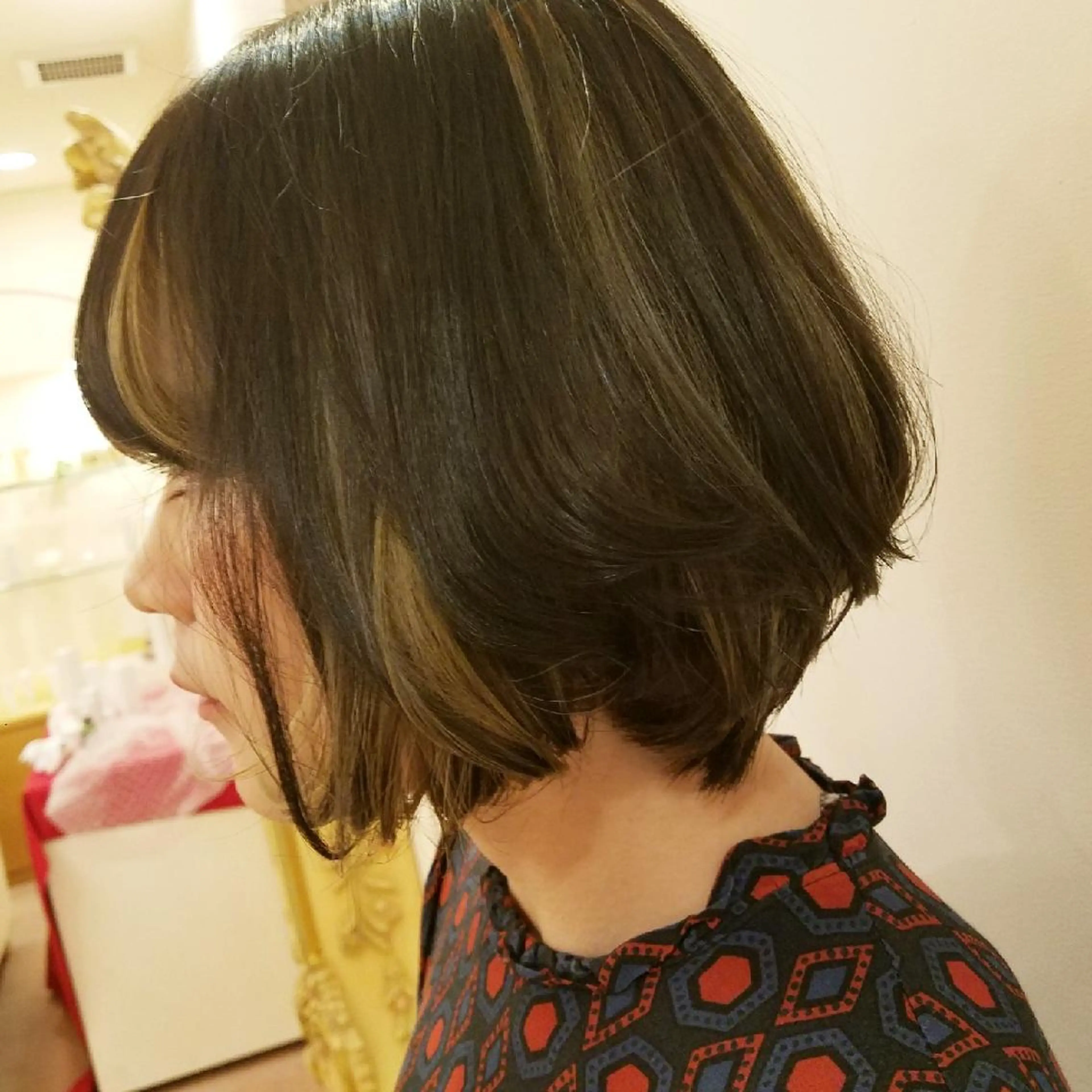 ショート カラー アッシュ 黒髪 デザインカラー ハイライトカラー ハイライト EMANON名古屋所属・美谷添（ミヤゾエ） まどか大人ヘアサロンのヘアスタイル